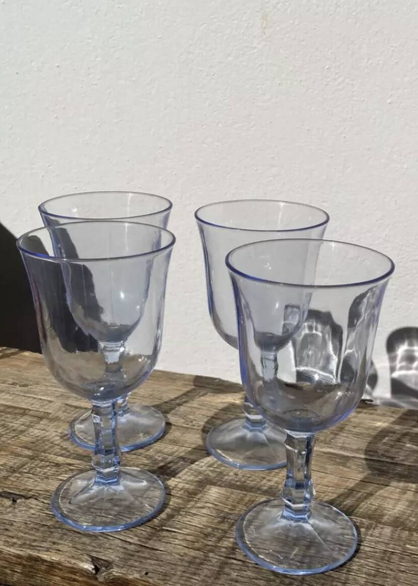 4 verres à pied bleutés