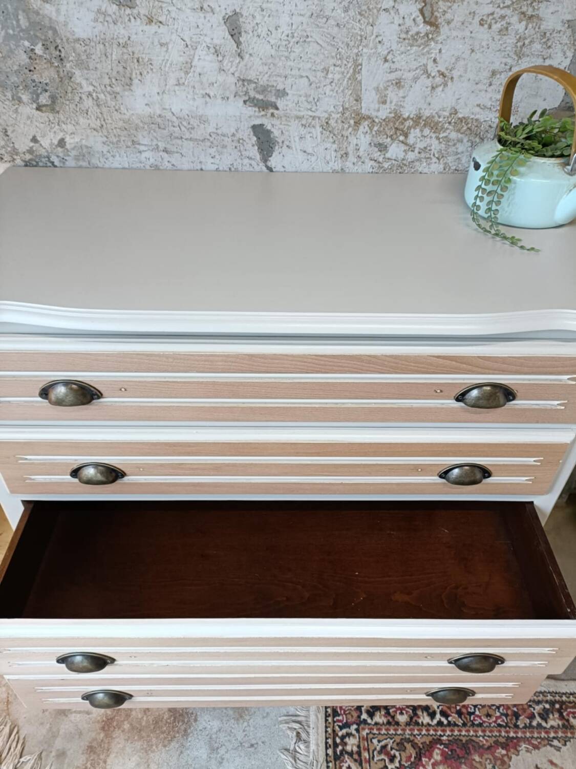 Chest of drawers