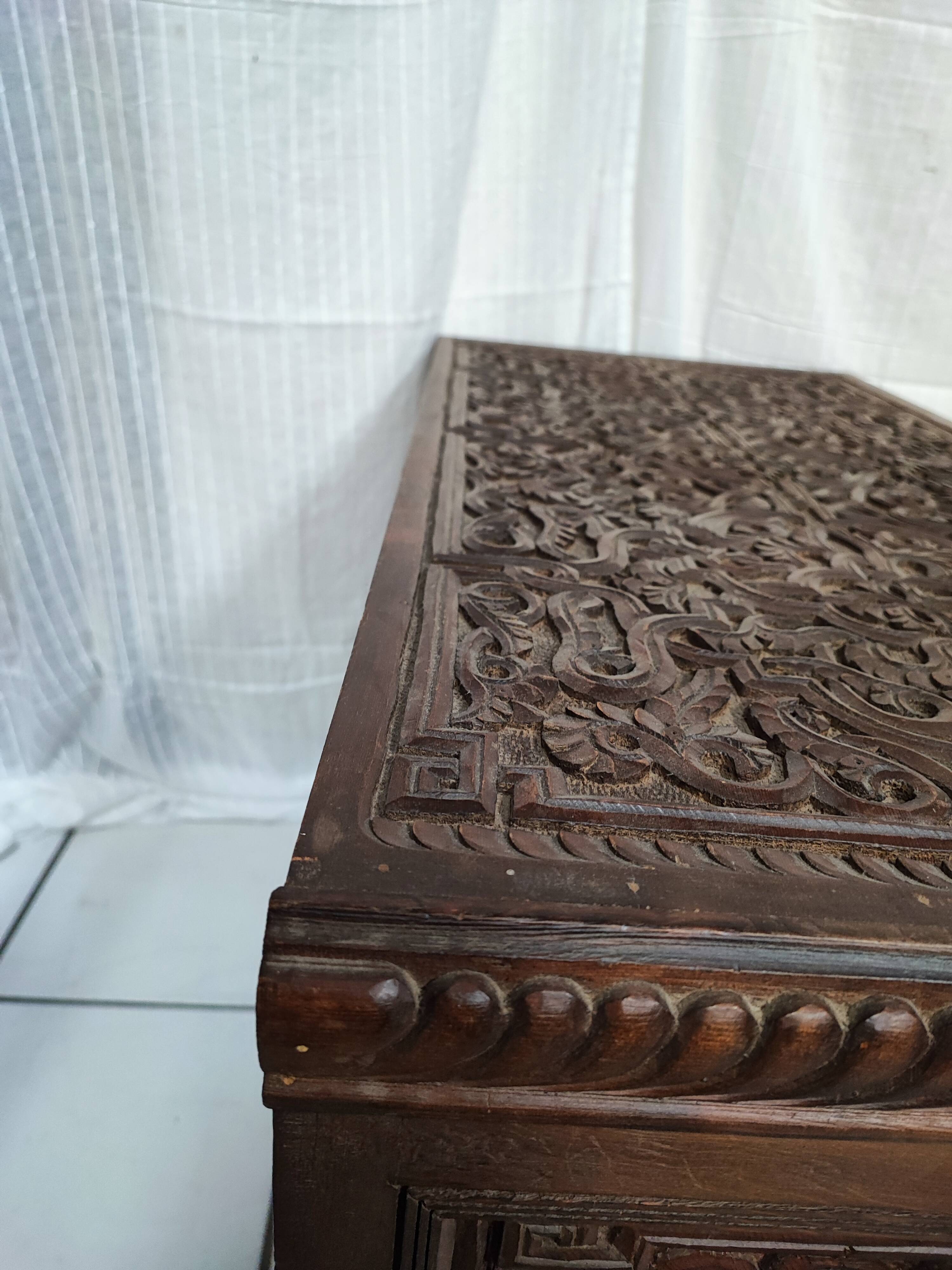 Ancien coffre en bois sculpté oriental