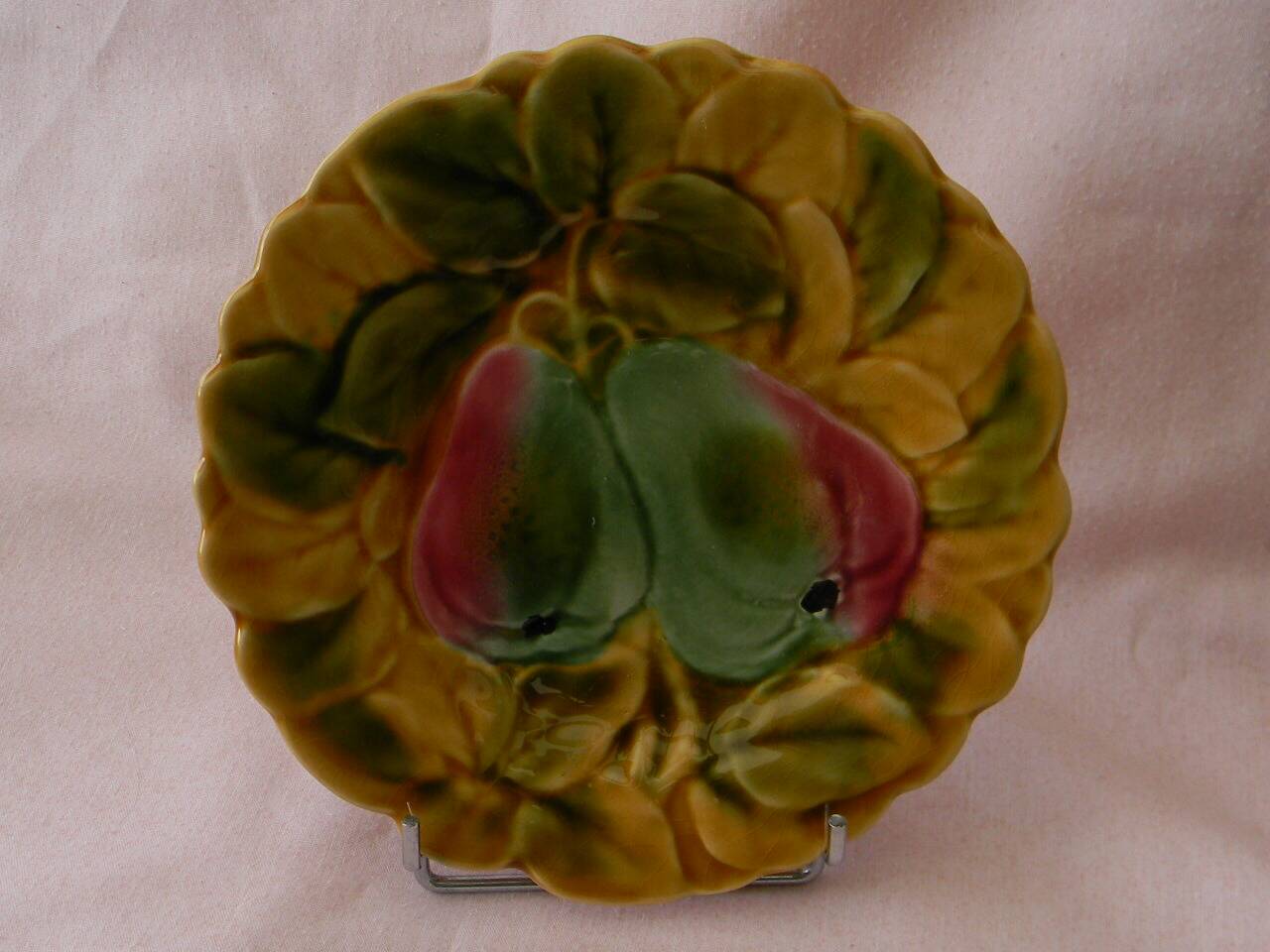 Set of 4 Sarreguemines majolica plates. Fruit decoration.