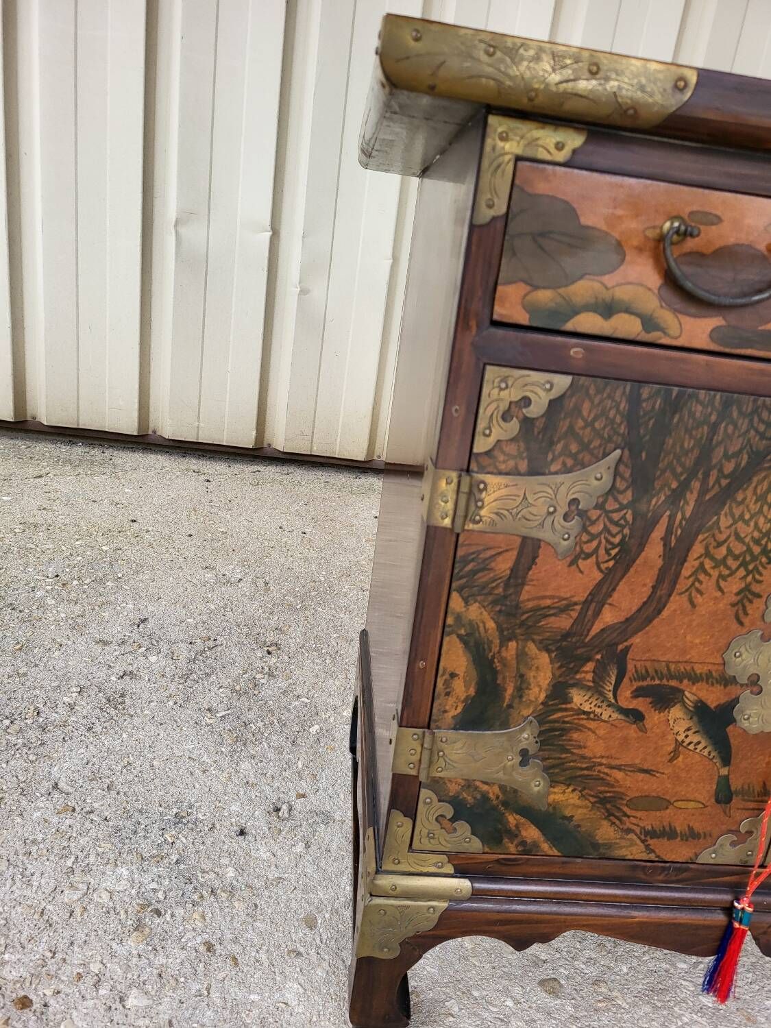 Small Chinese cabinet h 62 cm, 62cm x 37 cm 2 drawers, 2 doors