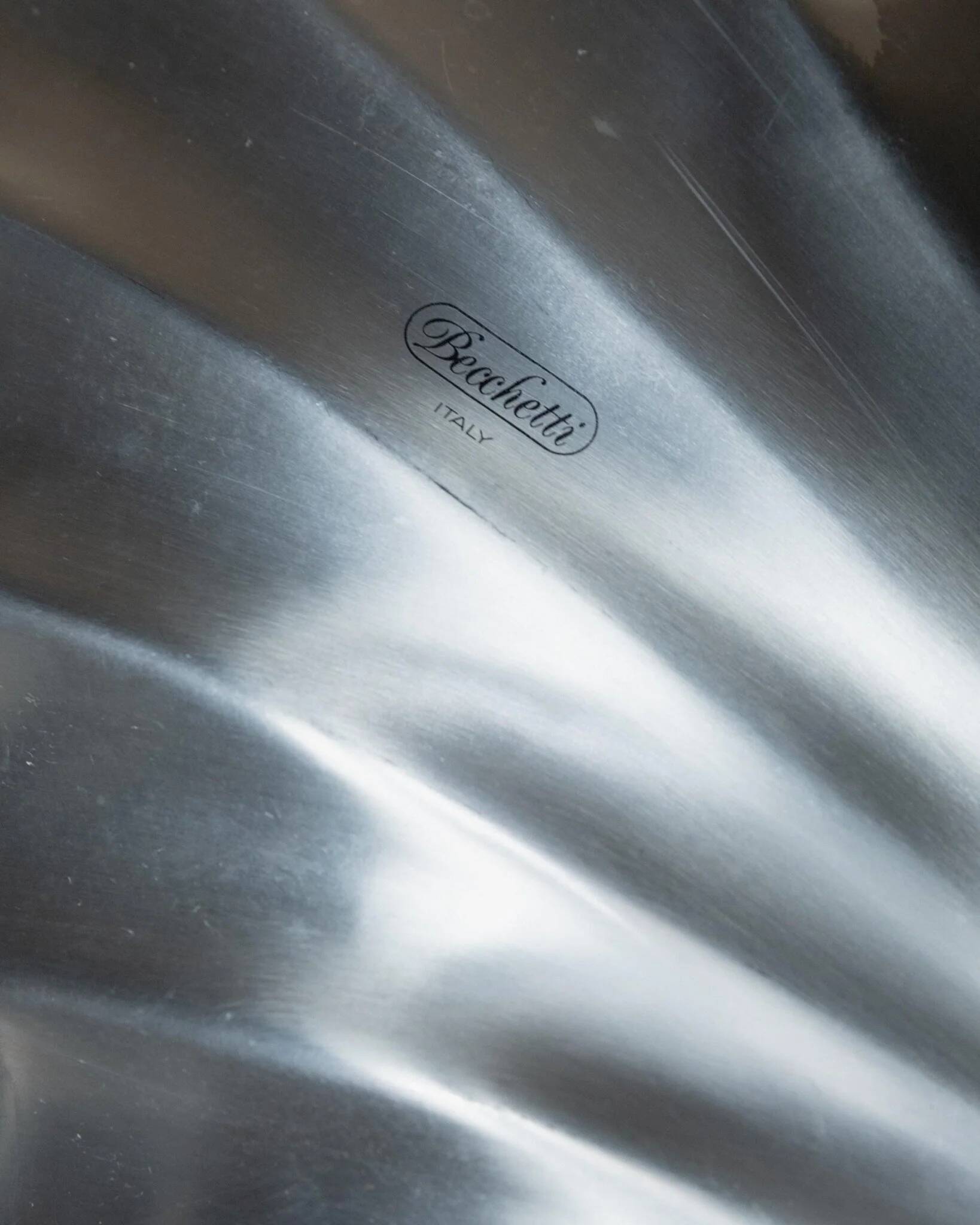 Plateau en acier inoxydable poli argenté en forme de coquillage avec poignées dorées, Becchetti Italie années 1980.