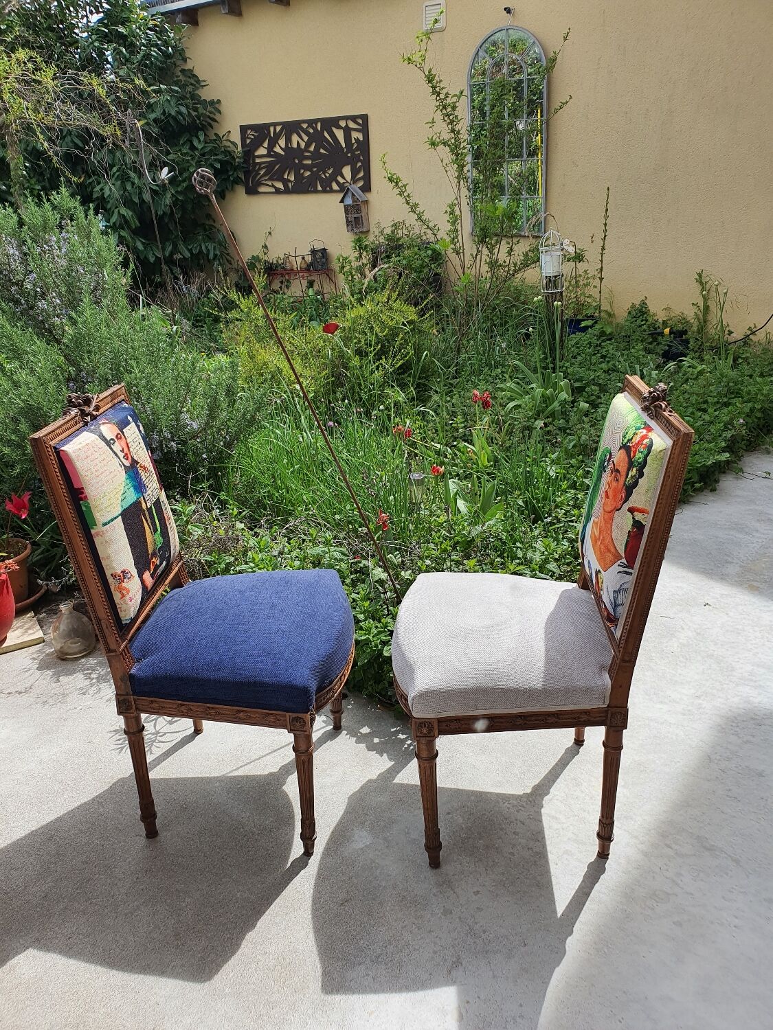 Duo of chairs with the effigy of Frida Kahlo