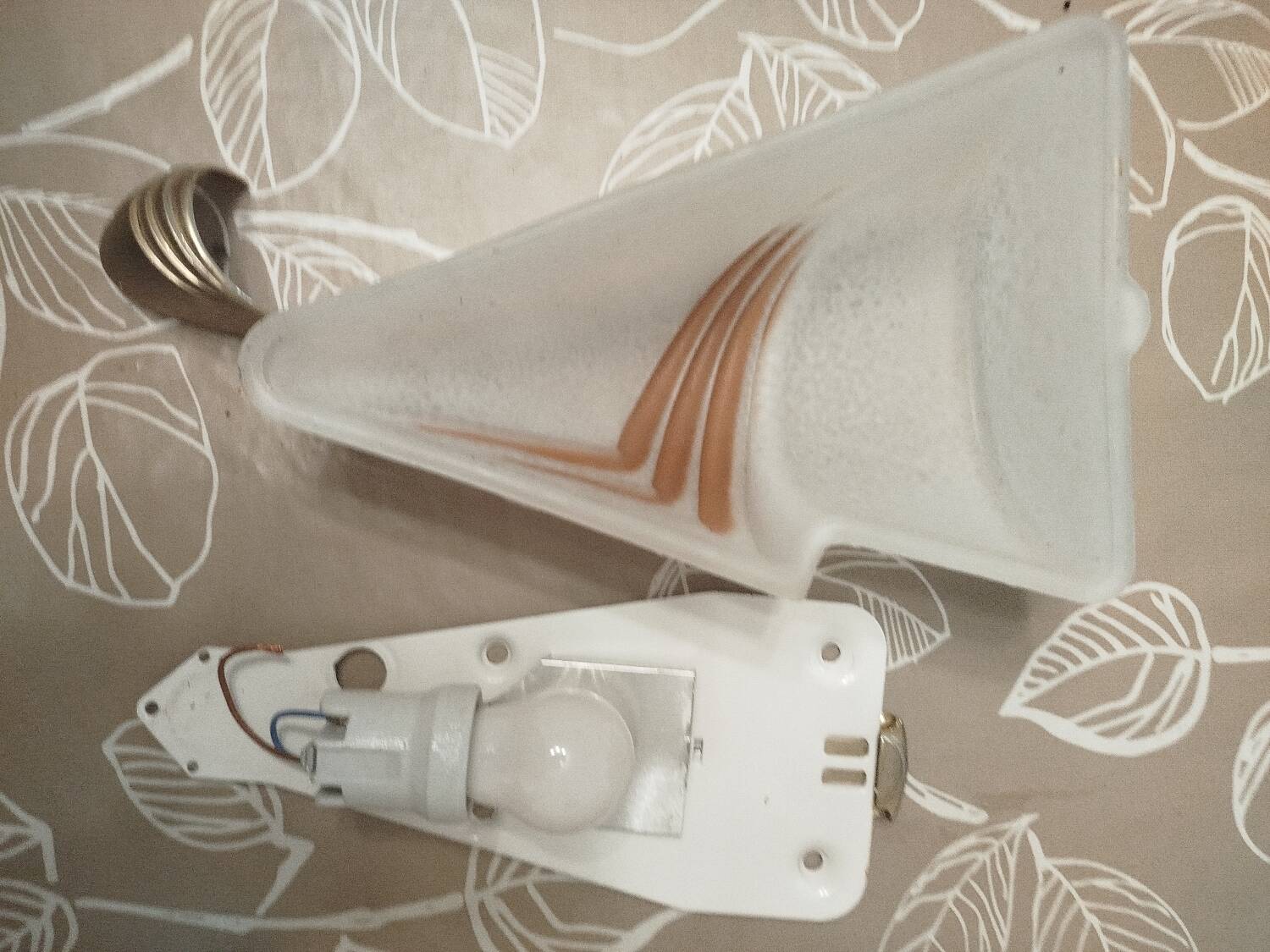 Pairs of Diana wall lights, Kasinski, Poland, 1980, opaline glass.