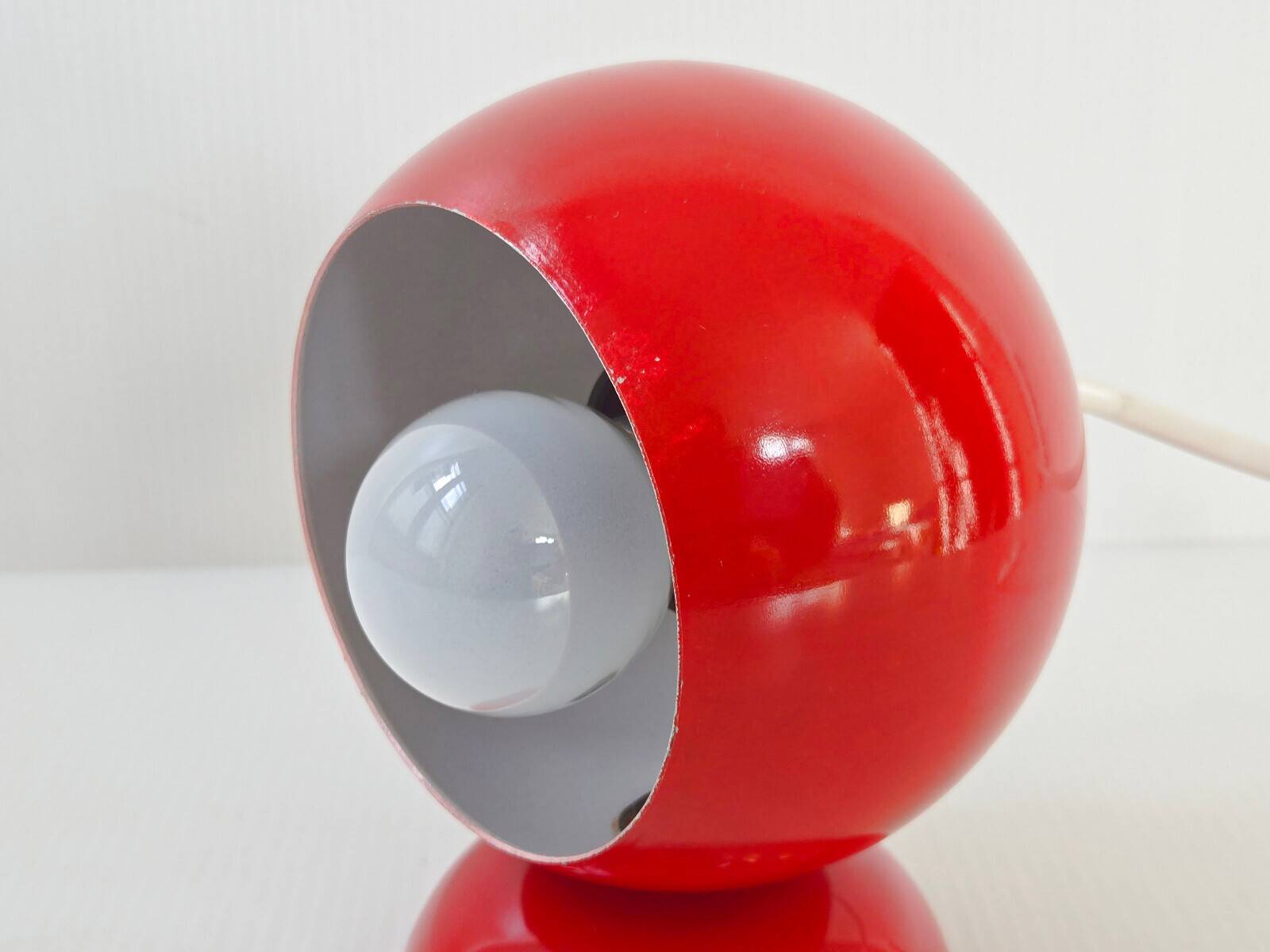 Lampe Space Age en tôle laquée rouge dans le goût de Magistretti, 1960