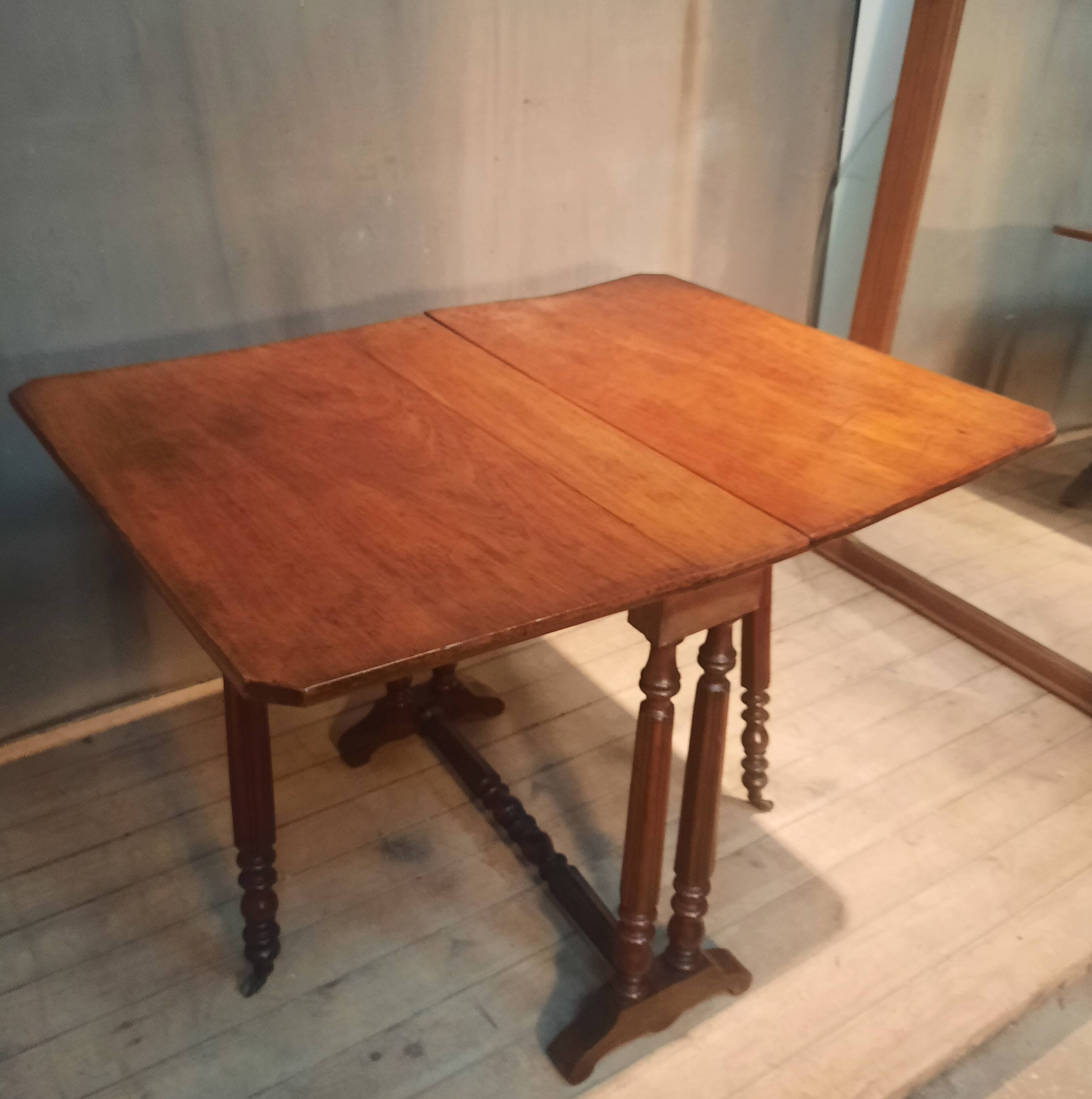 Drop-leaf table known as "Get Leg"