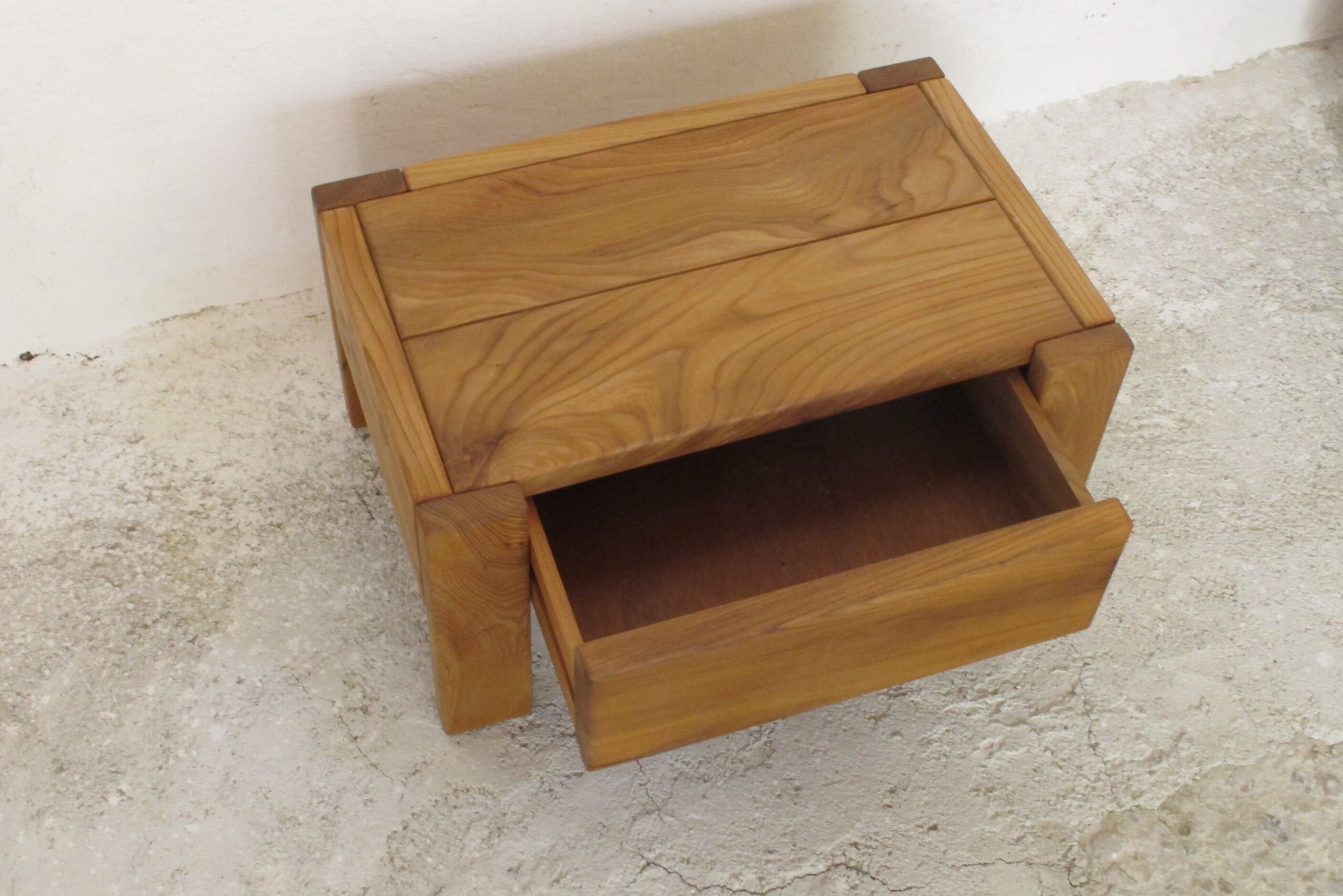 Paire de tables d'appoint, maison Regain 1970, orme huilé