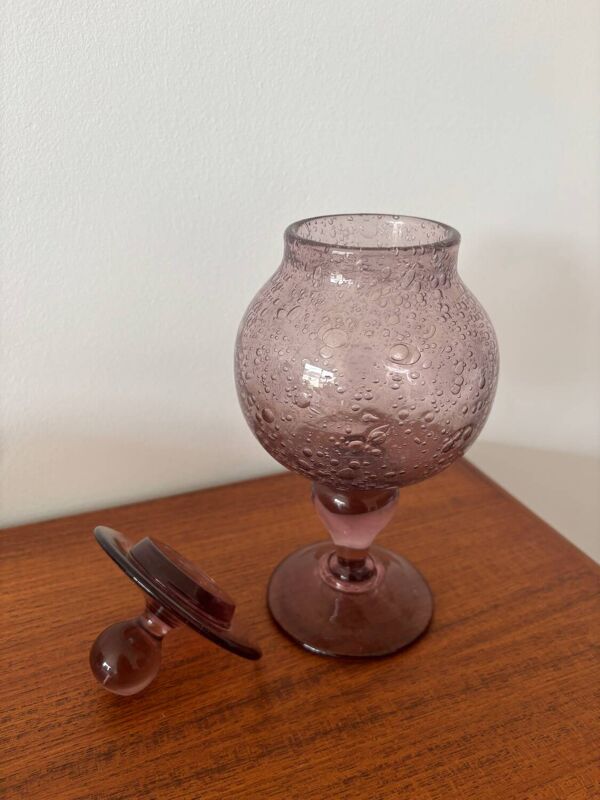 Bonbonnière en verre soufflé bullé violet, style Biot