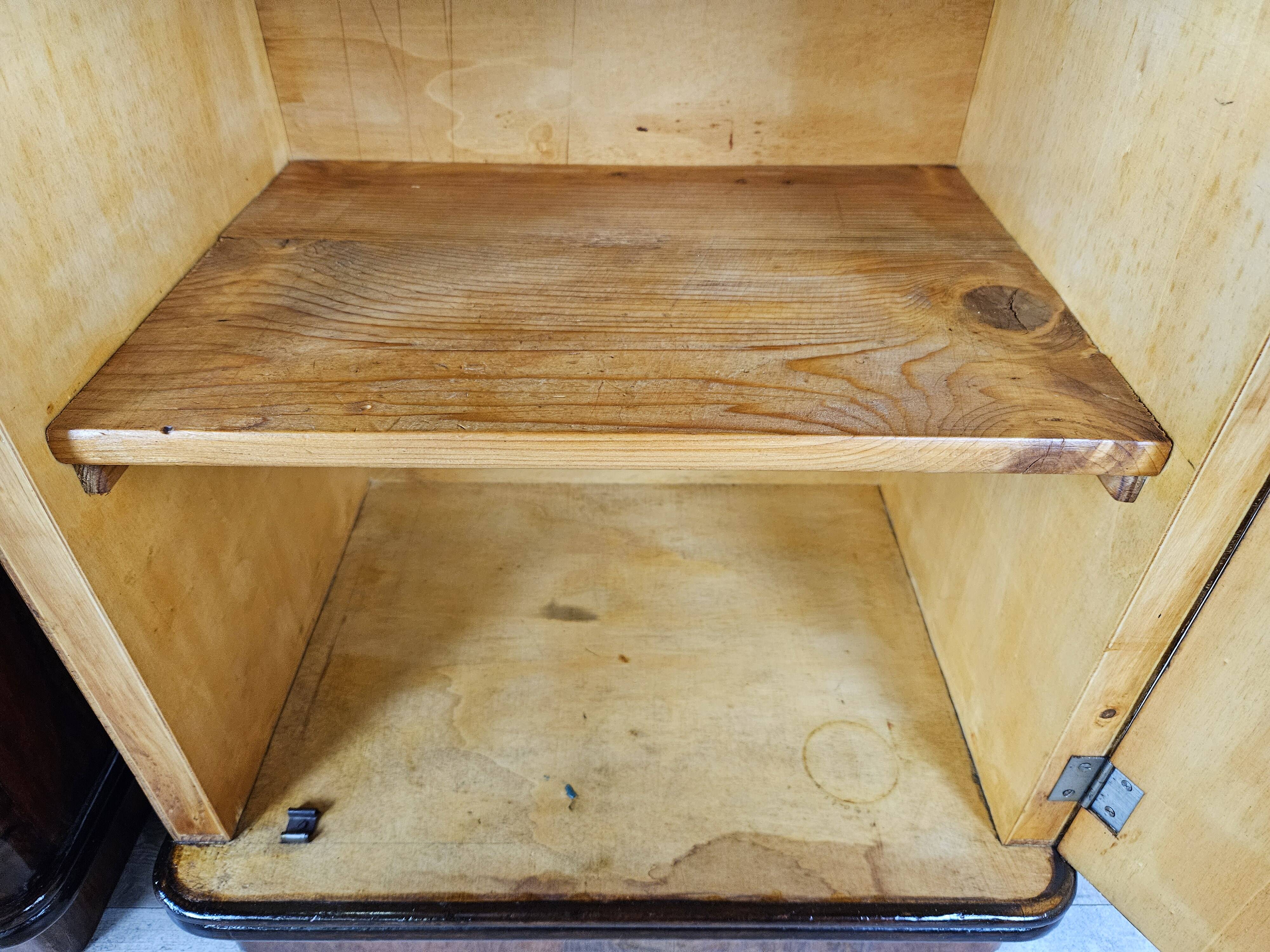 1940 Art Decò nightstands in walnut with door and shelf