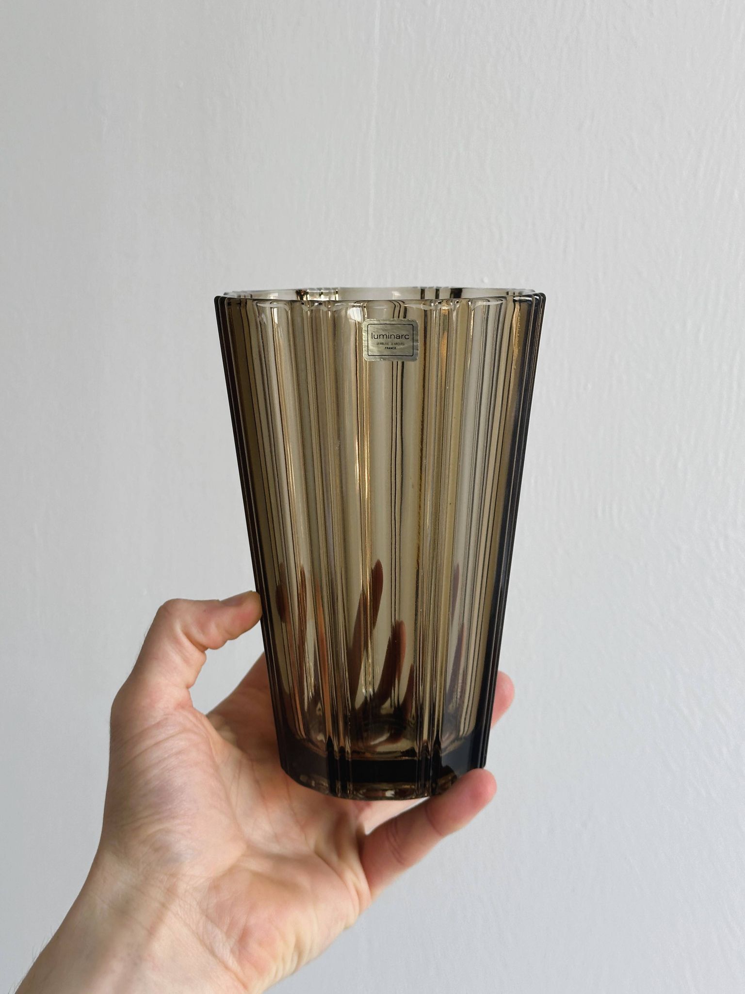 Élégant vase en verre épais fumé