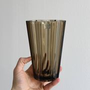 Élégant vase en verre épais fumé