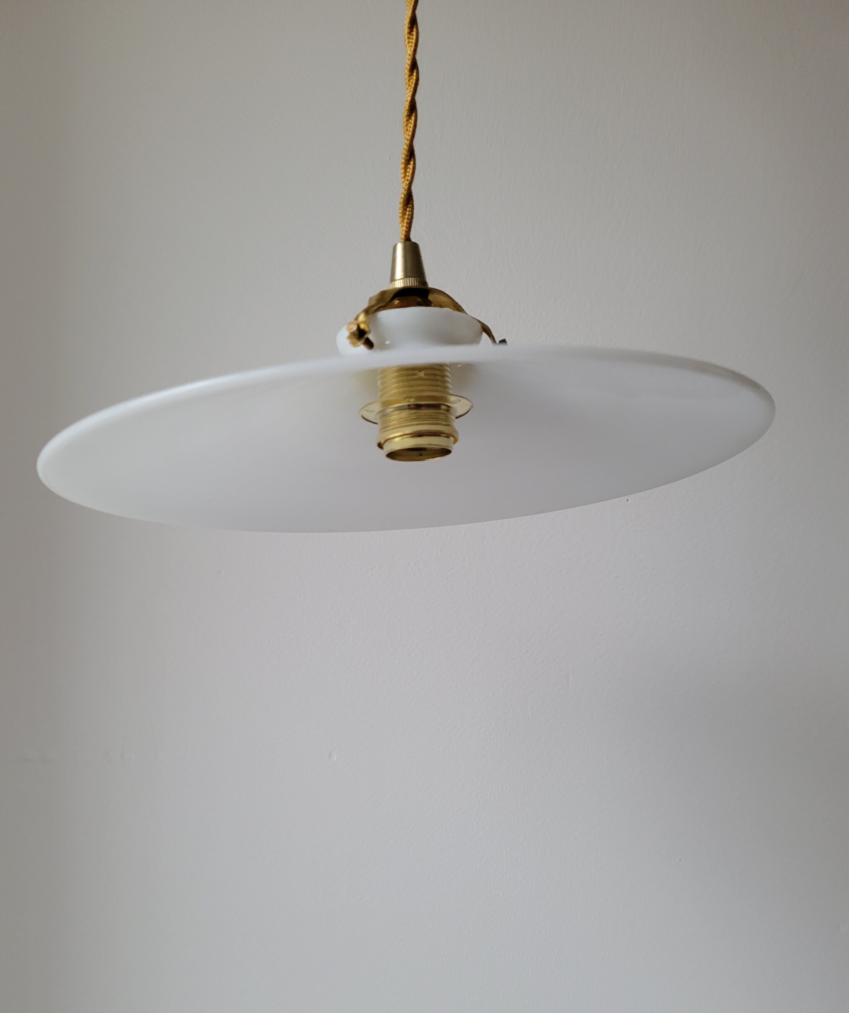 White opaline suspension