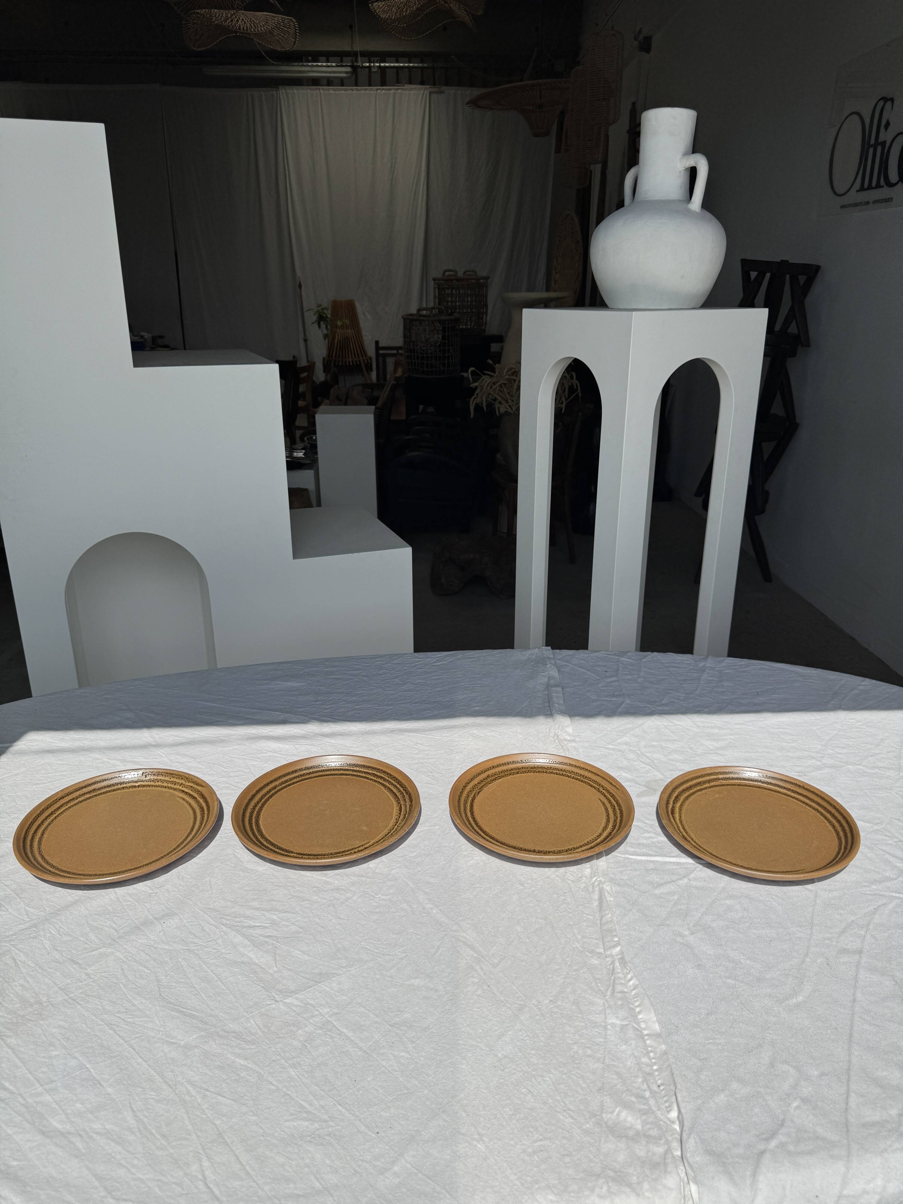 4 assiettes en grès brun