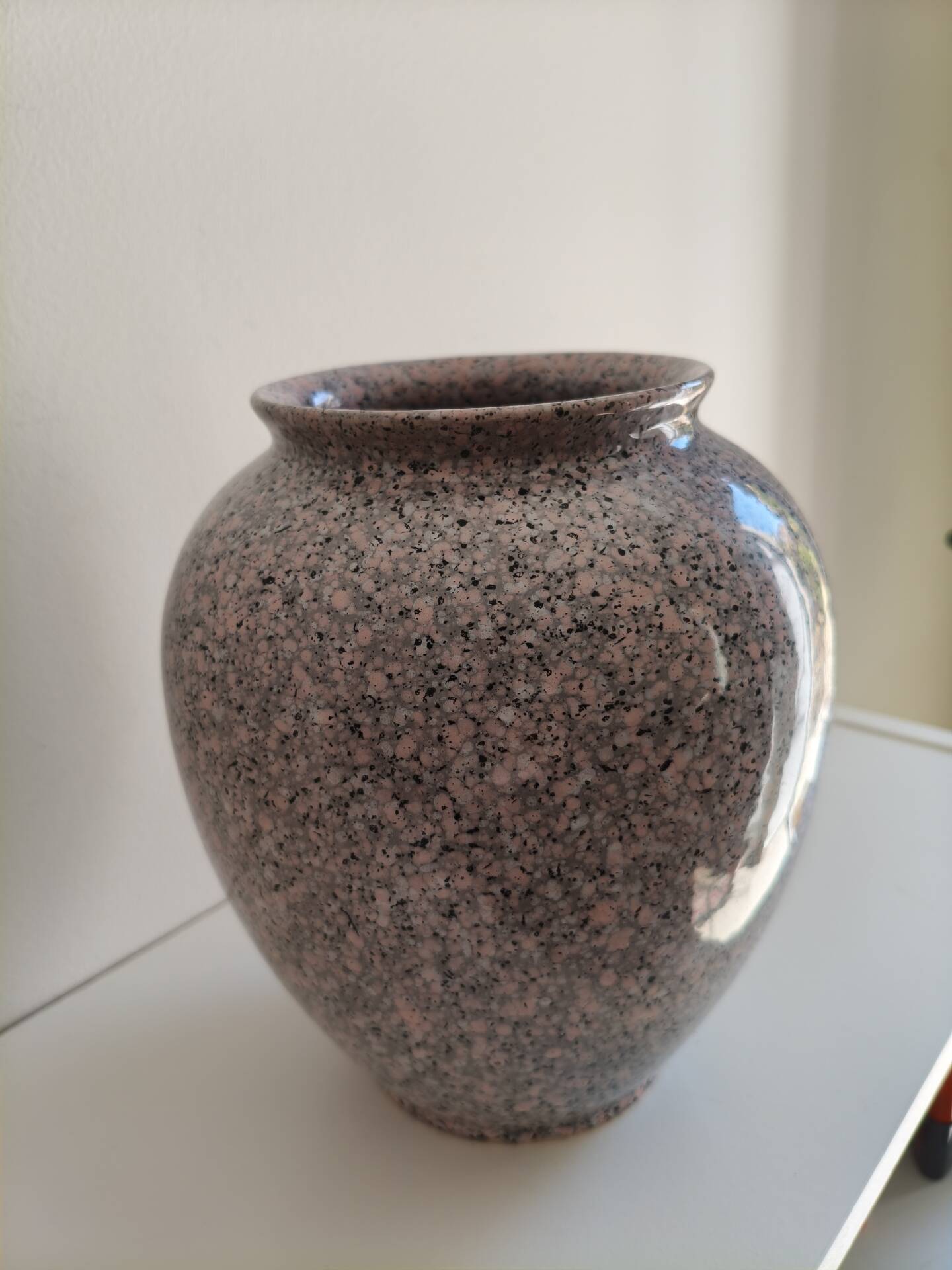 Vase vintage en céramique mouchetée rose, gris & noir – années 60/70