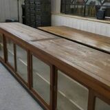 Grand comptoir/enfilade de métier avec portes coulissantes vitrées