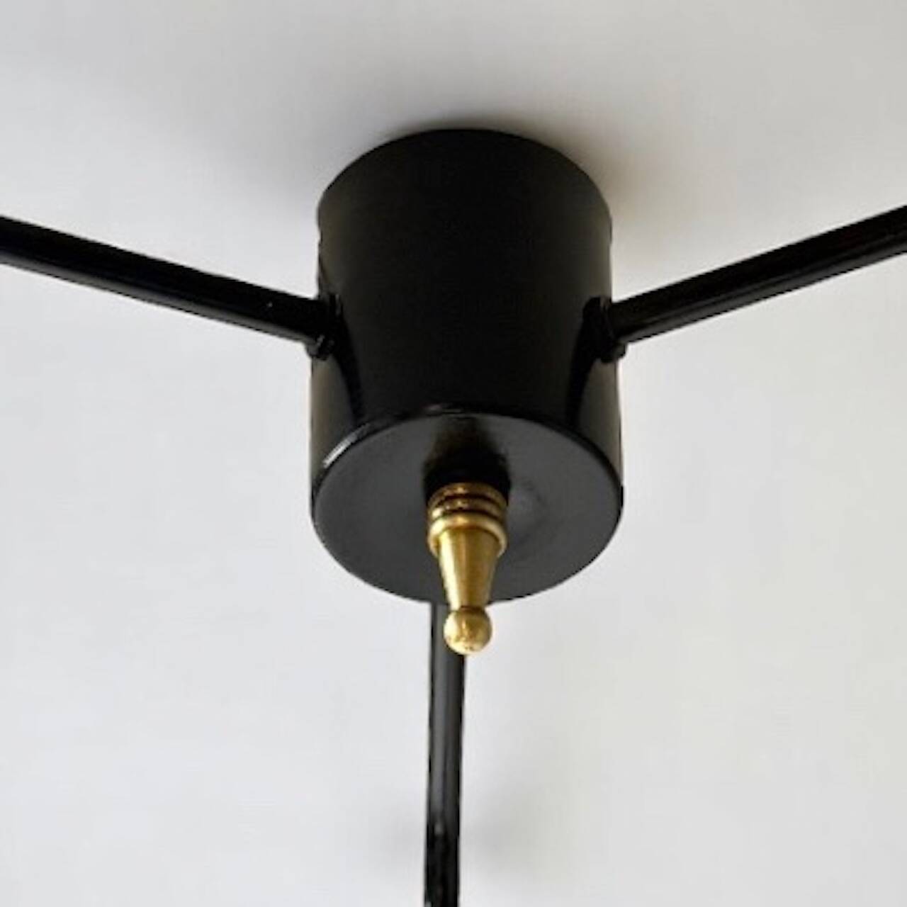 Suspension à trois lumières en métal et verre opalin, années 1960