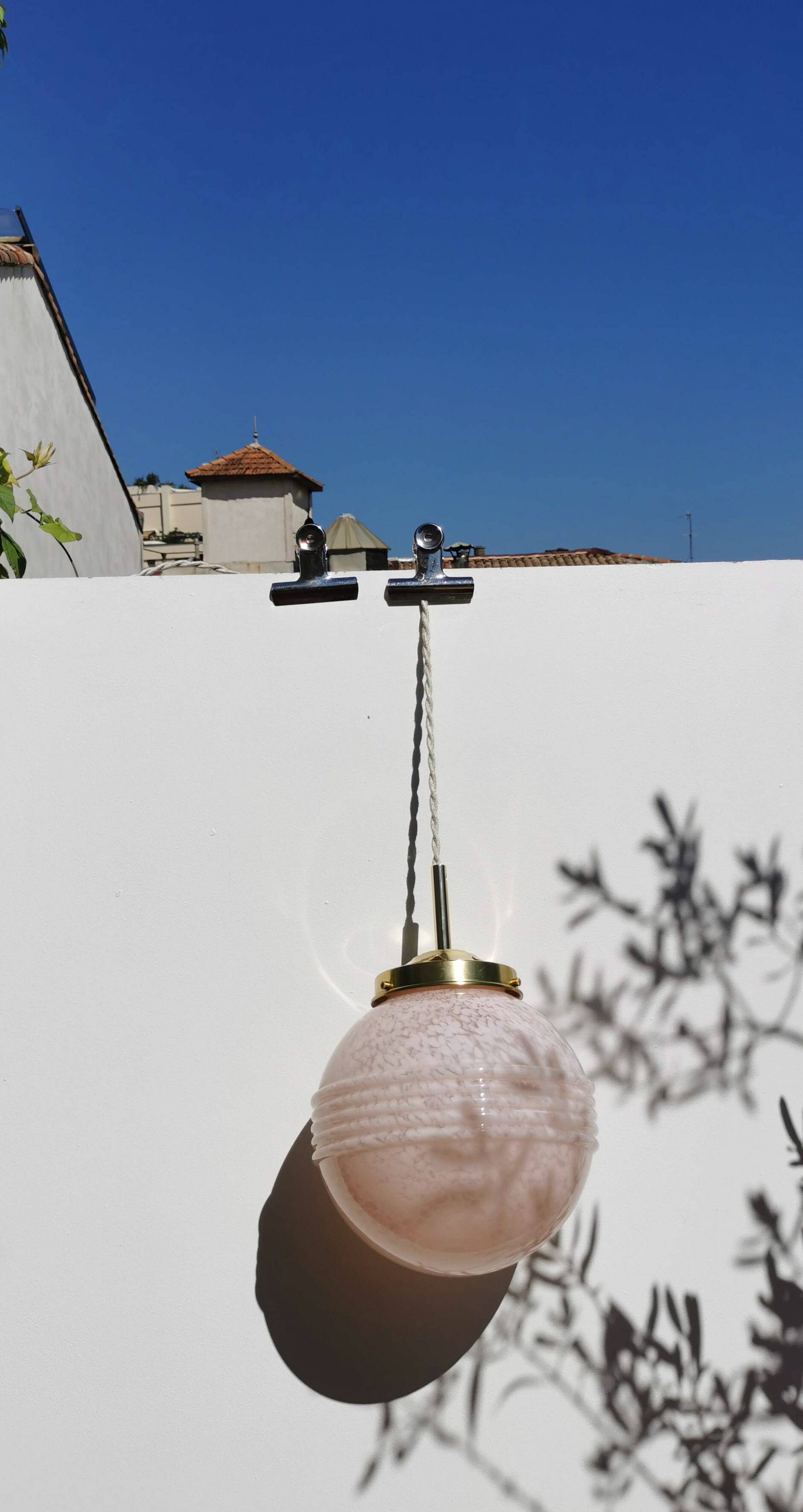 Suspension glass of pale pink clicy