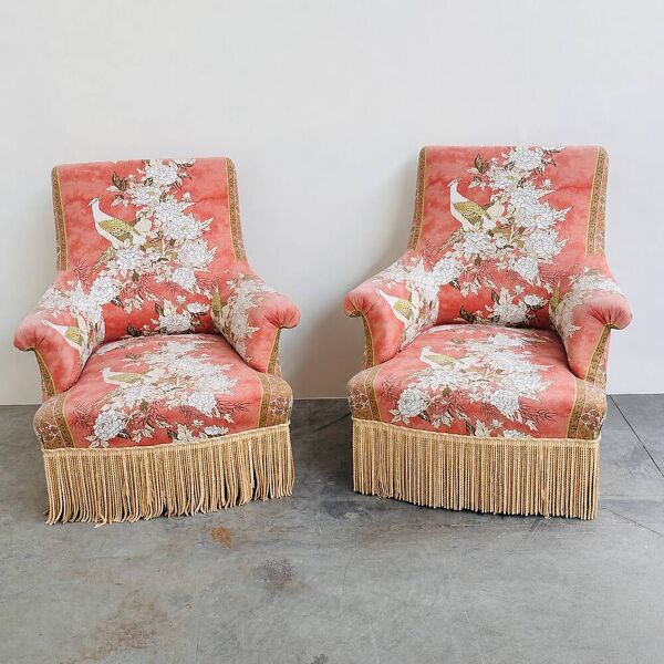 Paire exquise de fauteuils de salon rembourrés représentant des faisans et des pivoines.
