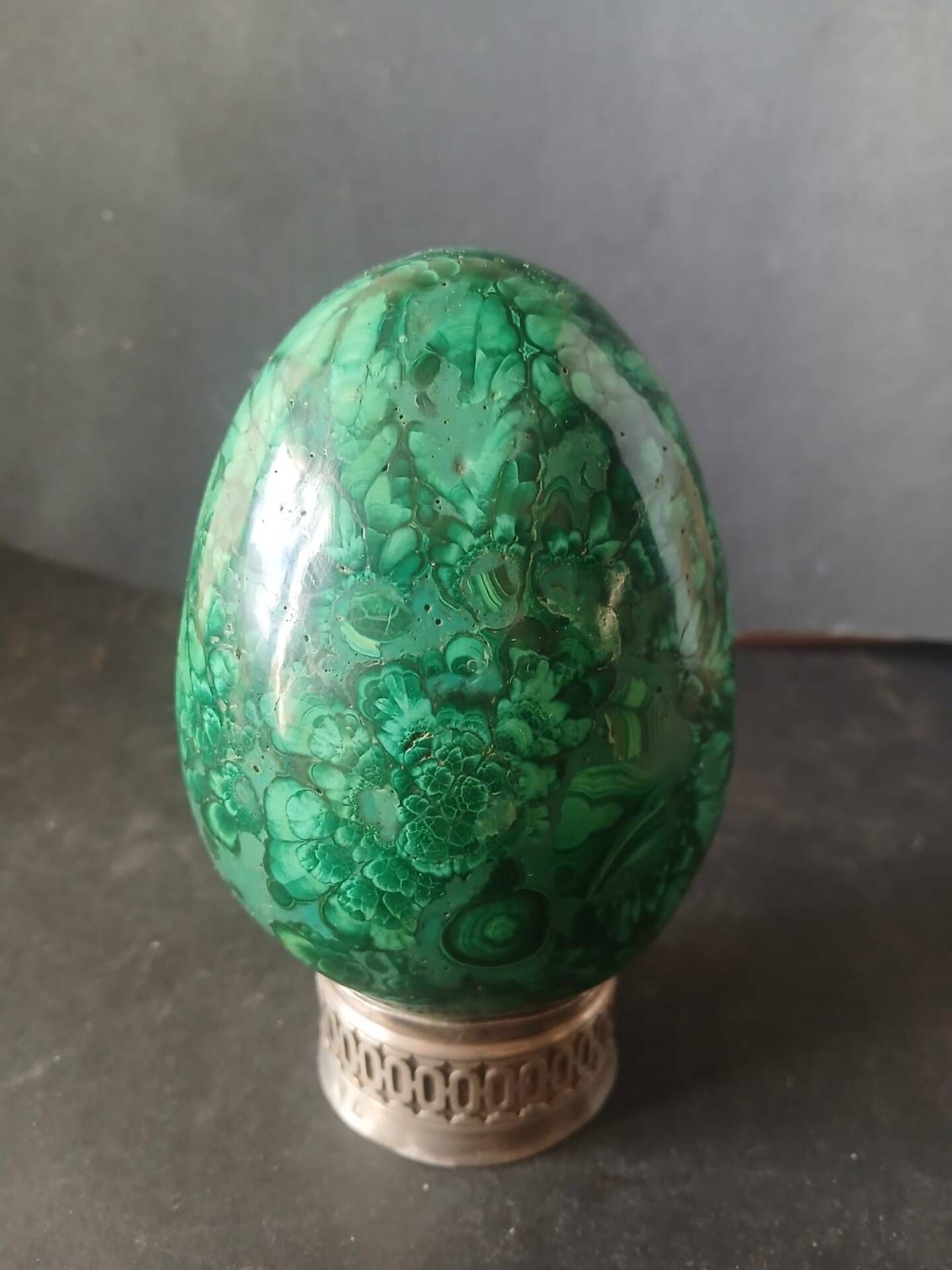 Large decorative egg in natural malachite