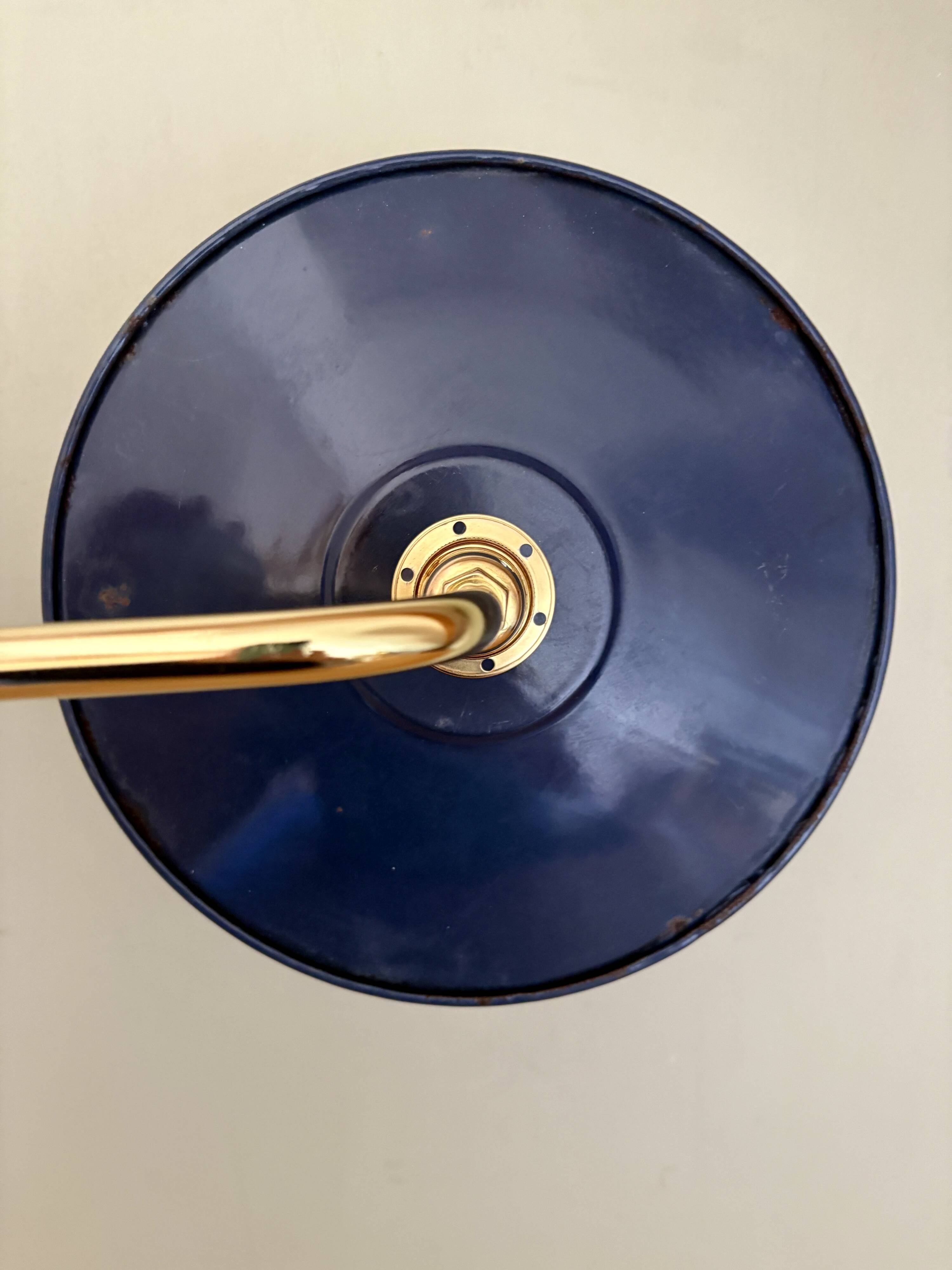 Applique coudée abat-jour vintage en tôle émaillée bleue