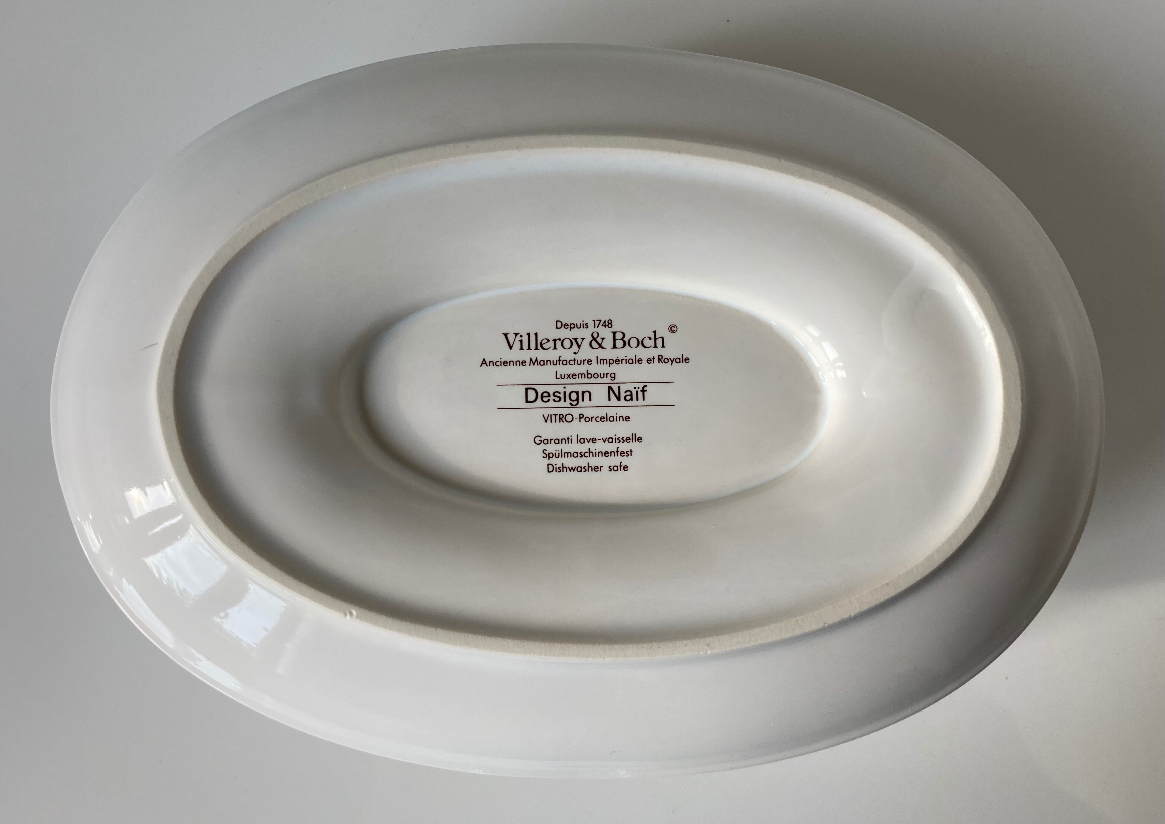 Saucière ovale Design Naïf sur son présentoir en vitro-porcelaine de Villeroy & Boch