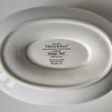Naïve Design oval sauce boat on its Villeroy & Boch glass-porcelain display