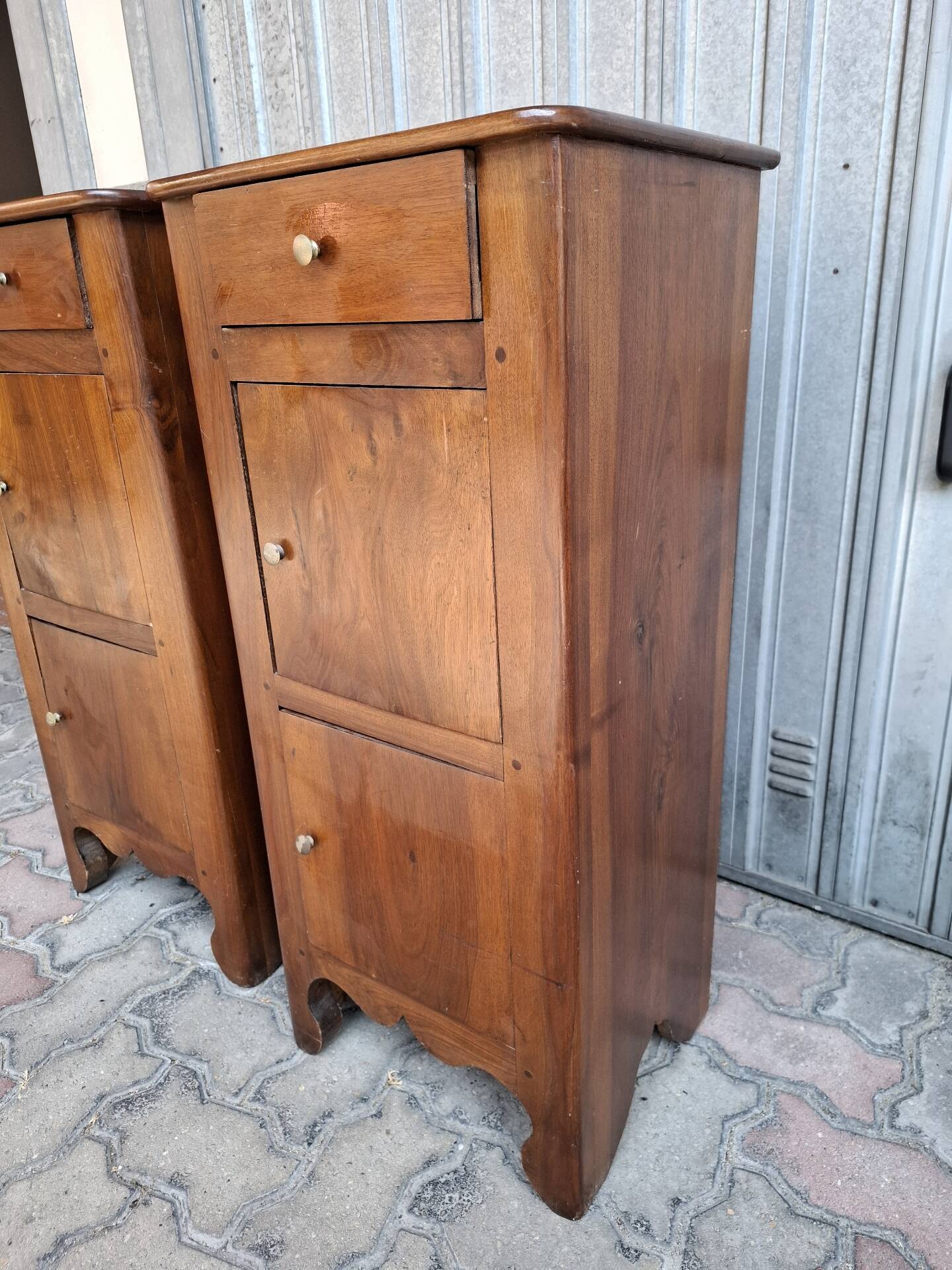Pair of bedside commodes in walnut. Italy circa 1700s