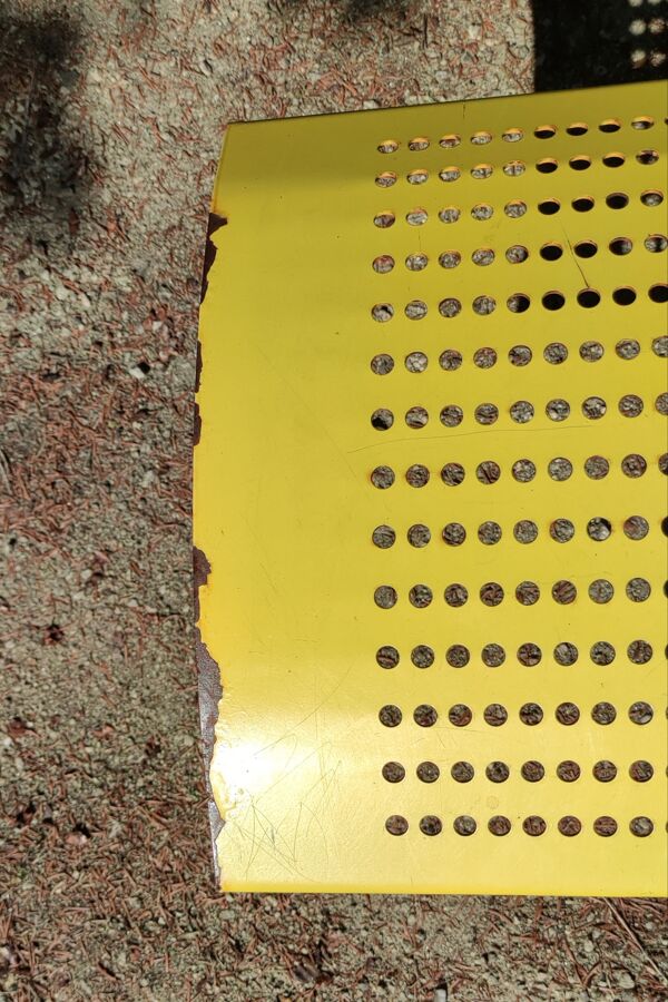 Banc vintage en métal jaune