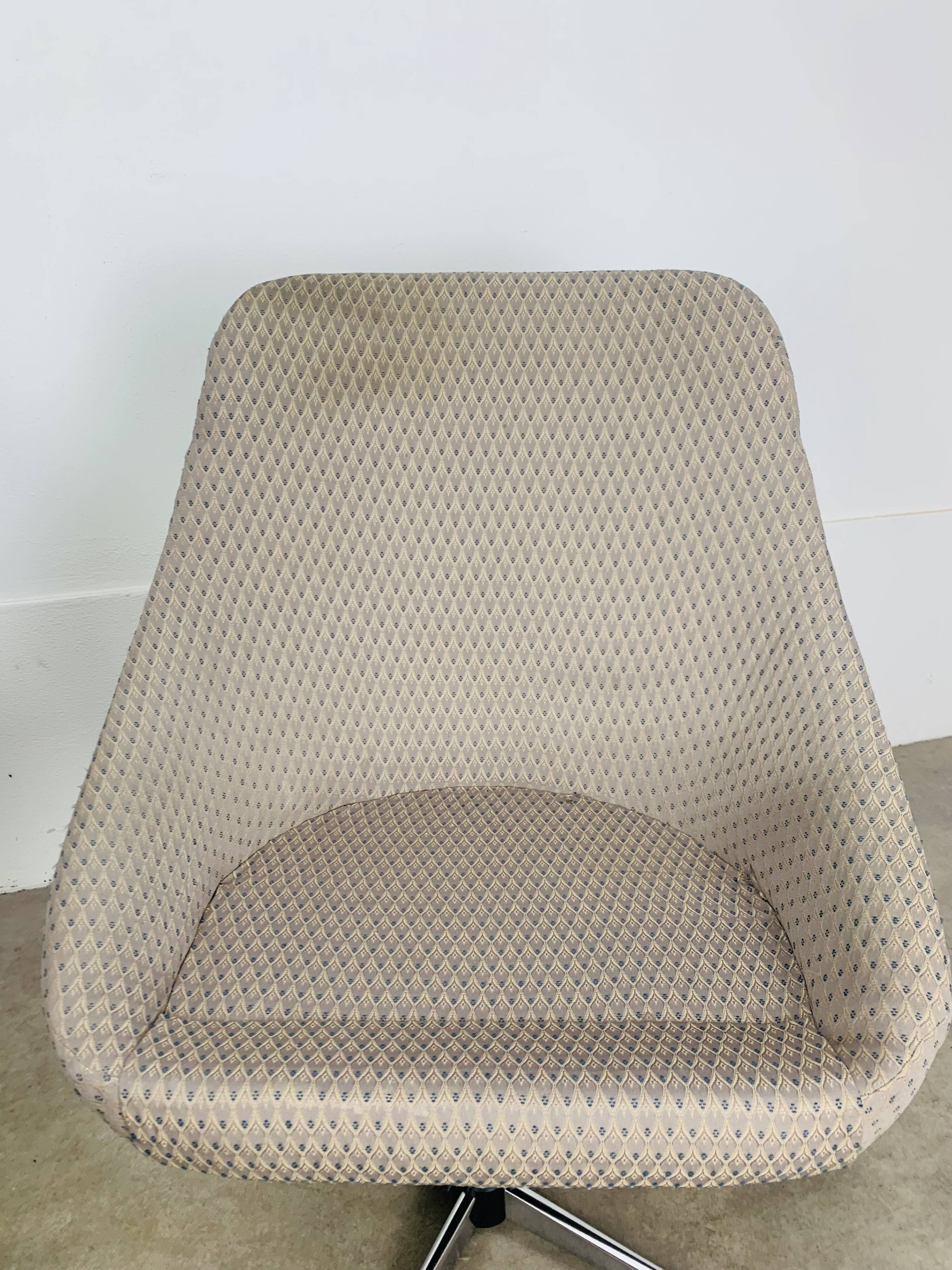 Paire de chaises coque 70's, pivotantes, vintage