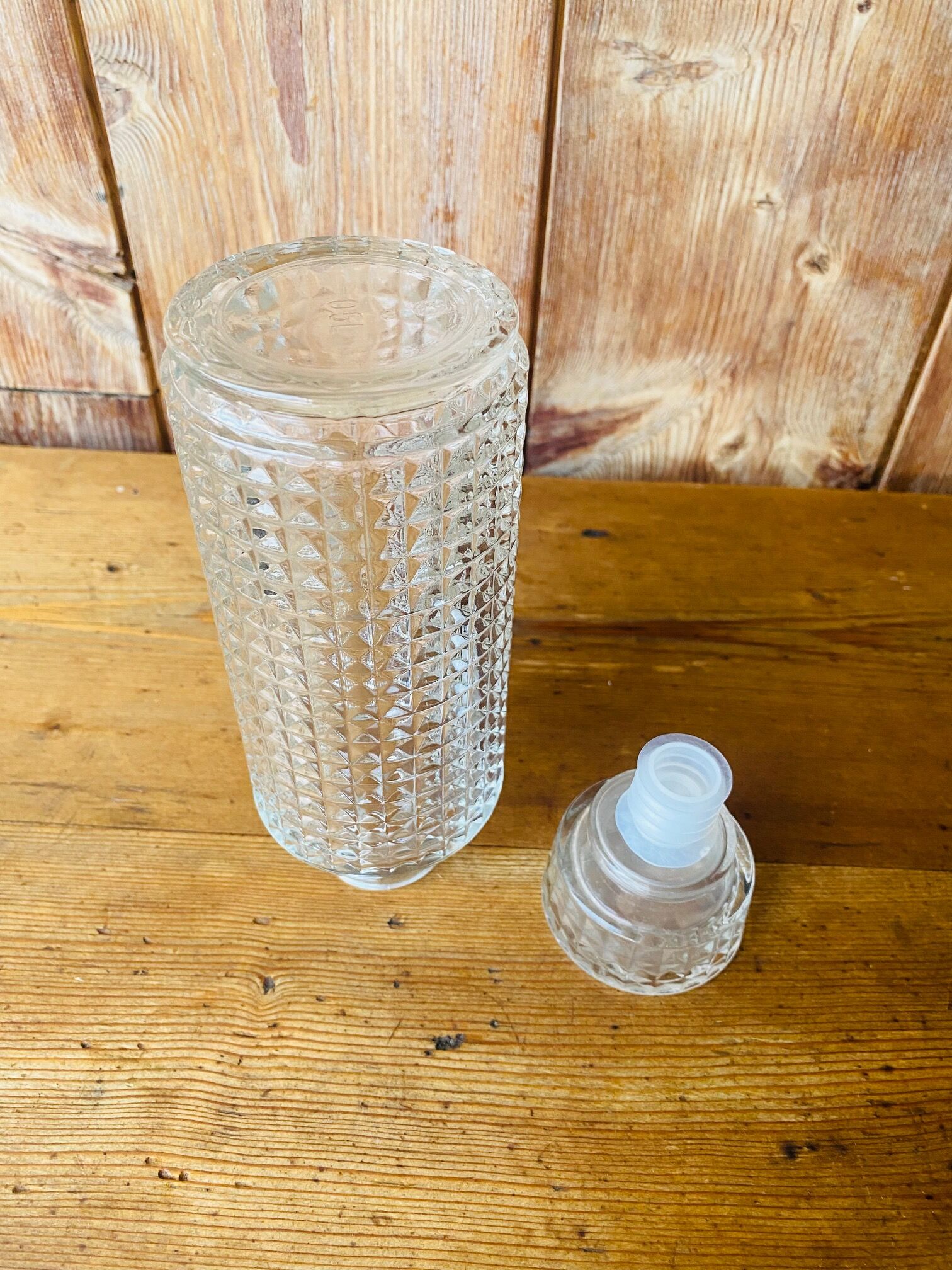 Round whisky decanter diamond tip