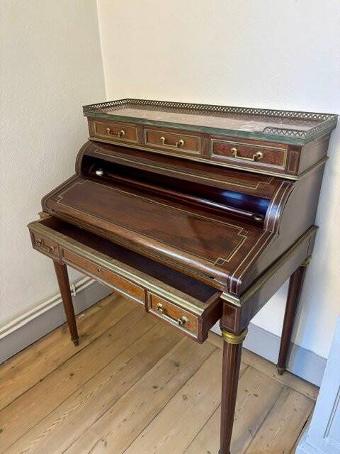Cylinder desk with a system in mahogany in the Louis XVI style.