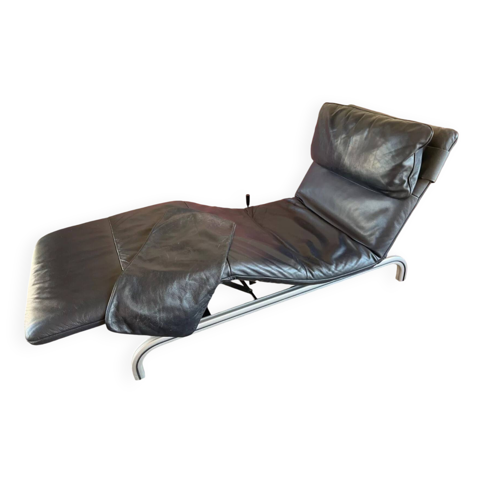 XDark brown leather chaise longue