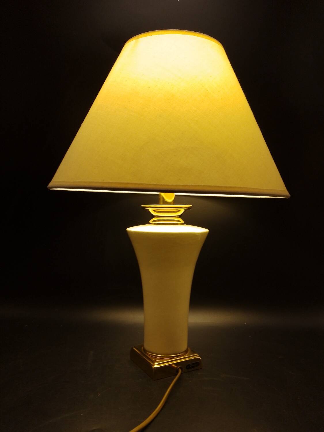 Belle lampe de table laiton et porcelaine du milieu du siècle maison le dauphin