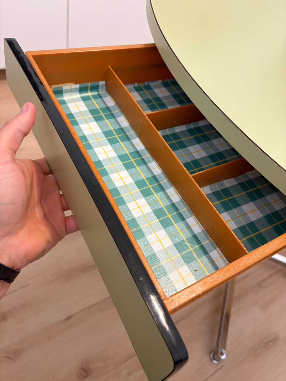 Round extendable folding Formica table with metal legs from the 50s/60s in green.