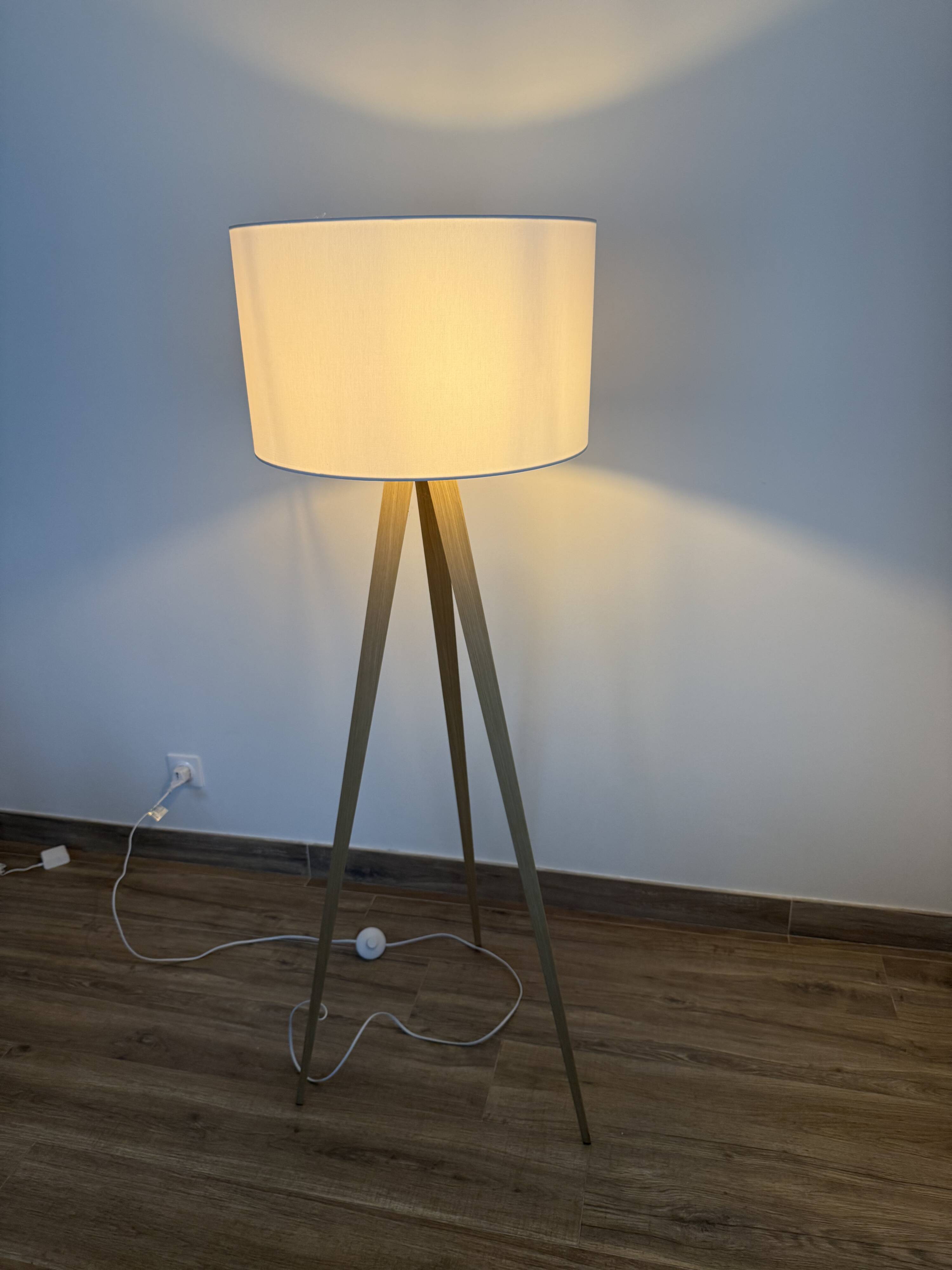 Scandinavian floor lamp - linen and solid wood