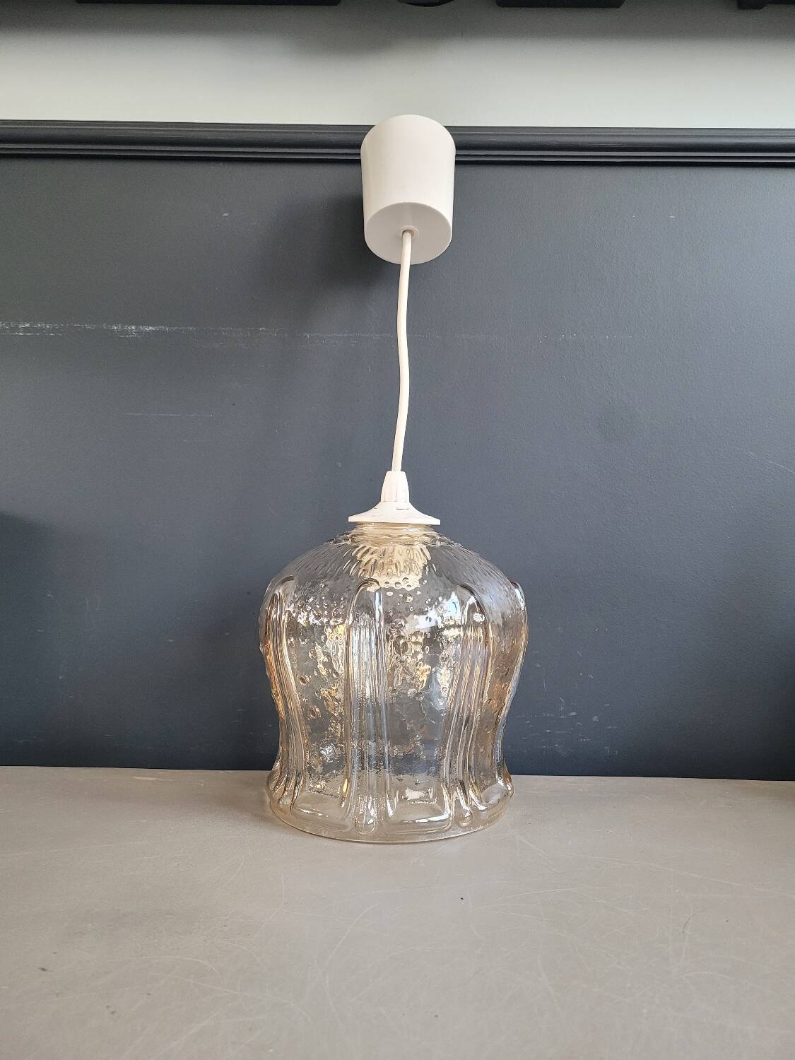 Suspension vintage en verre moulé ambré