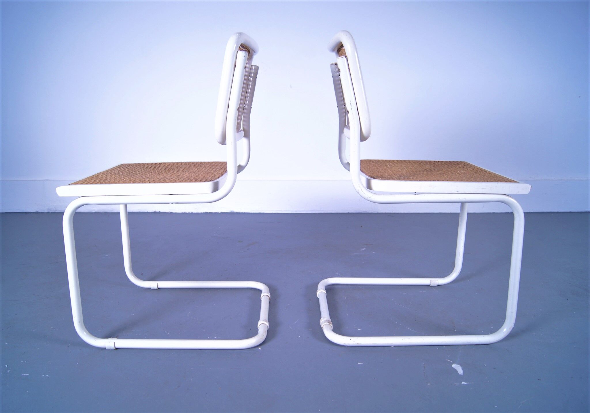 Set of 2 italian white cantilever chairs by Marcel Breuer