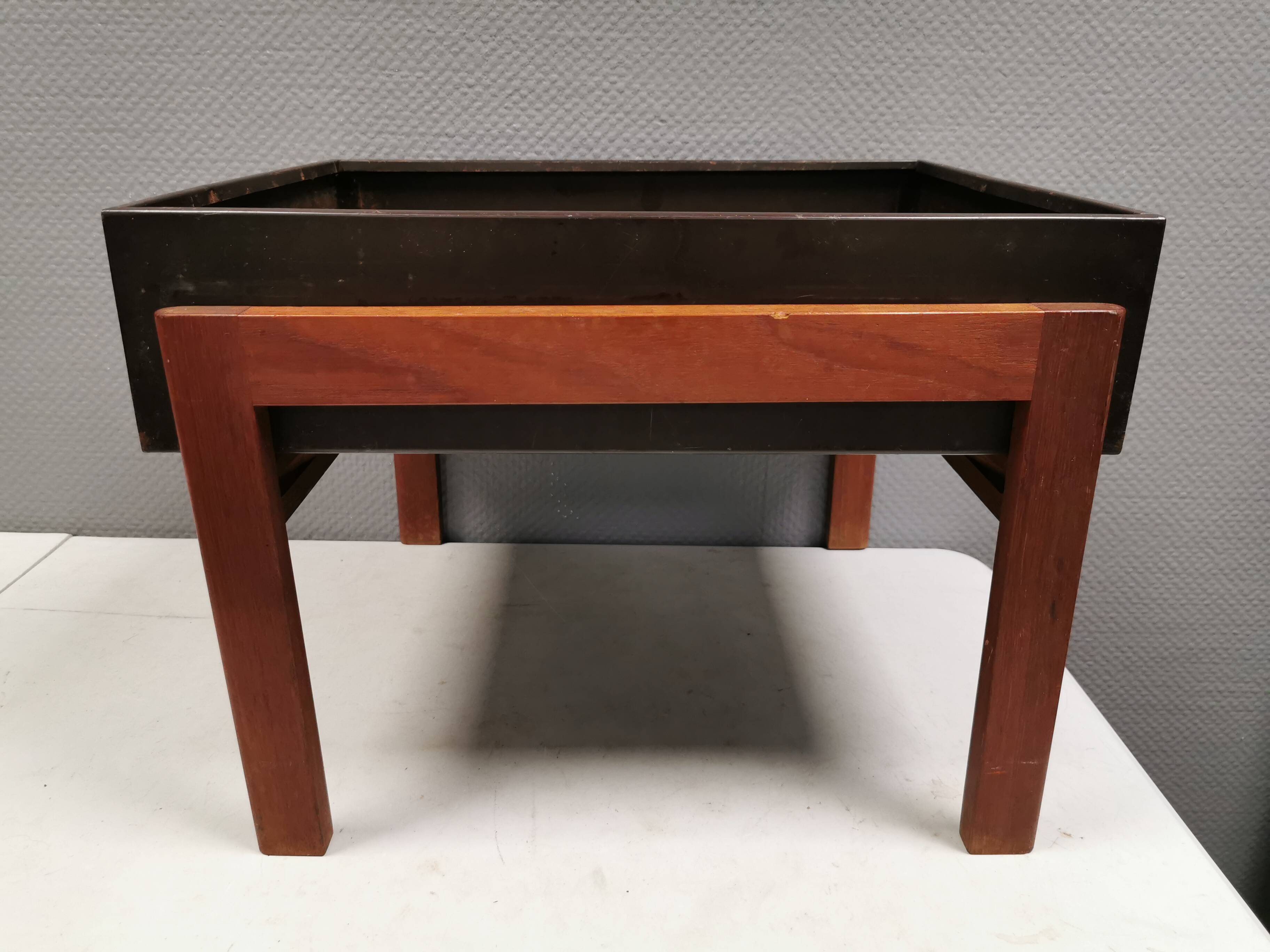 Danish-designed plant box in teak wood 1960s. With a recessed box (insert).