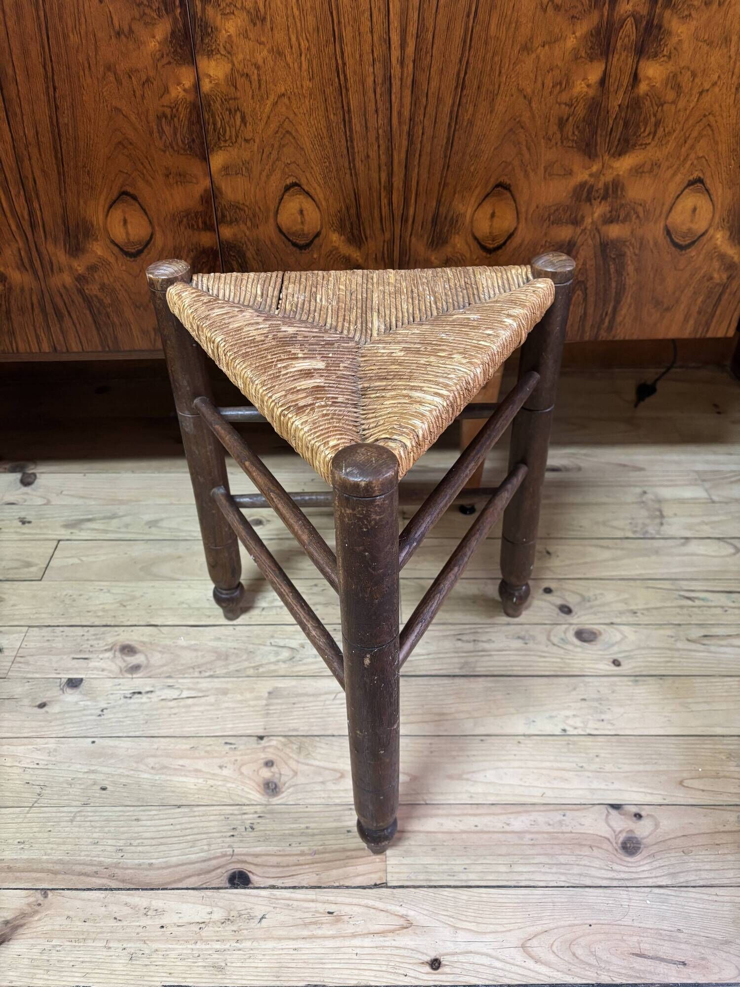 Série de 3 tabourets tripodes bois et paille
