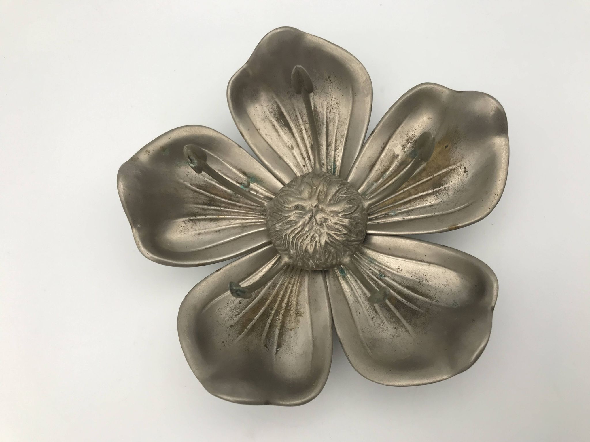 Vintage lotus flower ashtray with 5 removable petals in silver metal