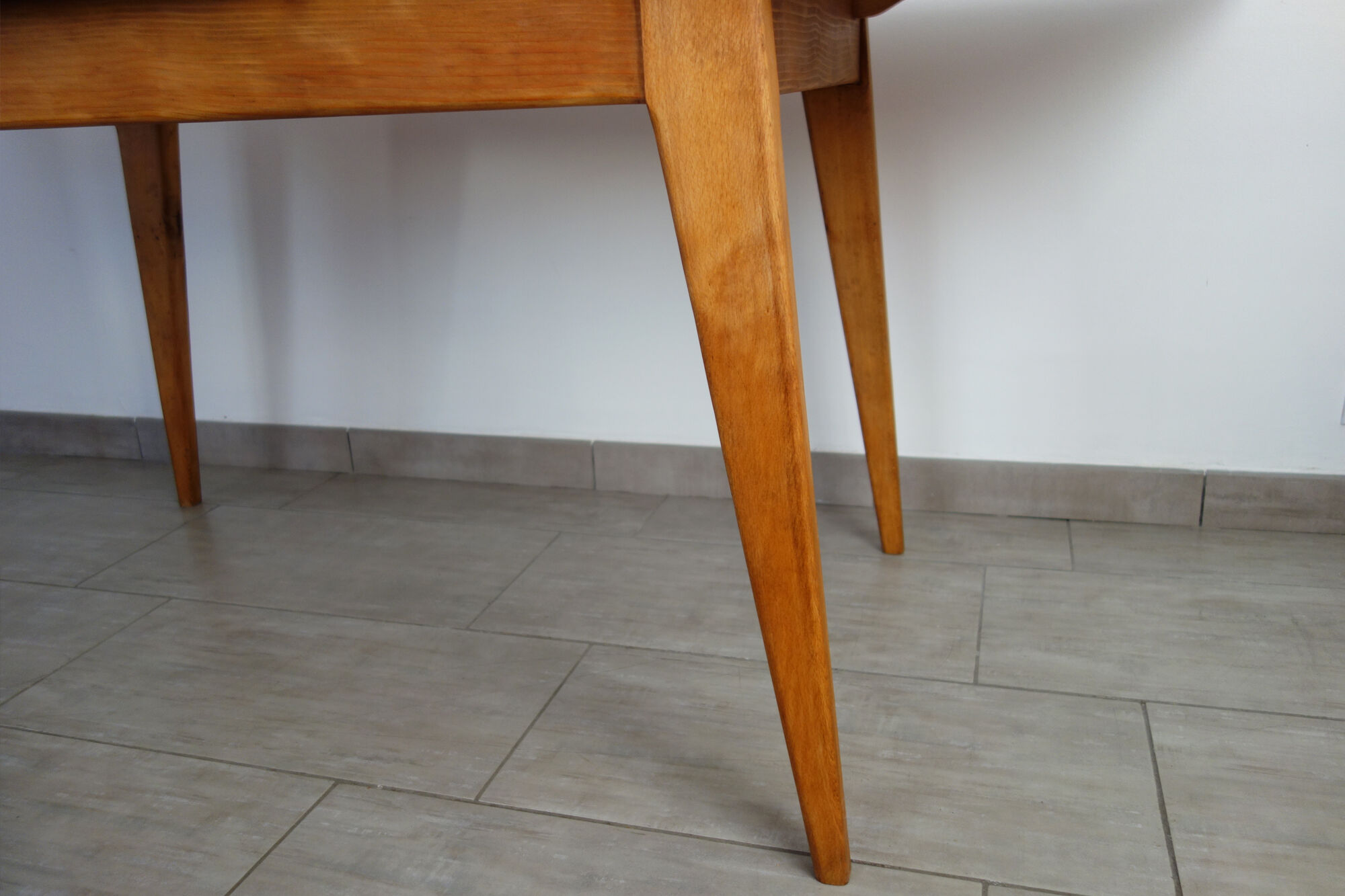 Table bois lino vert années 60