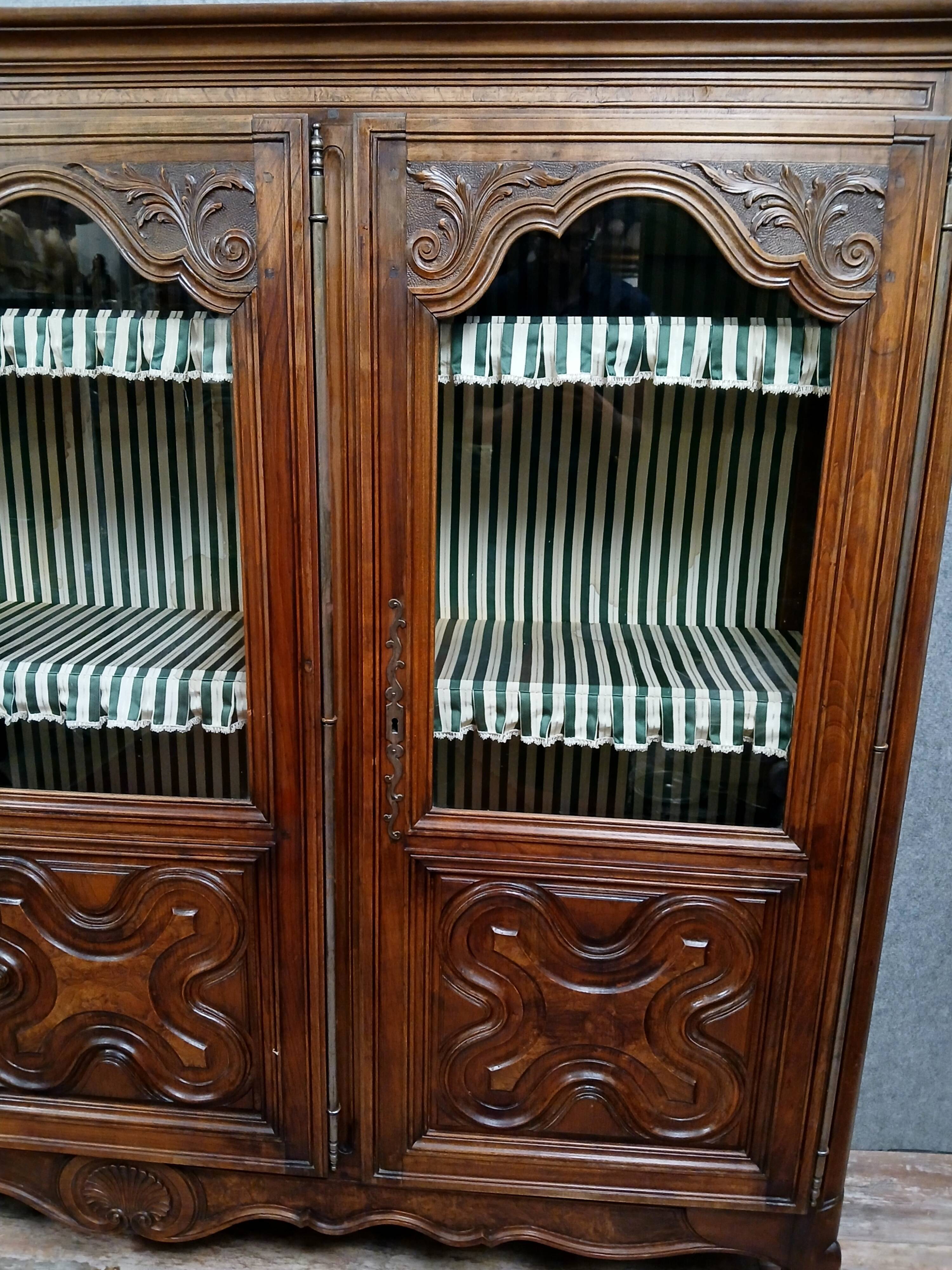 Louis XV style bookcase in walnut circa 1850-1880