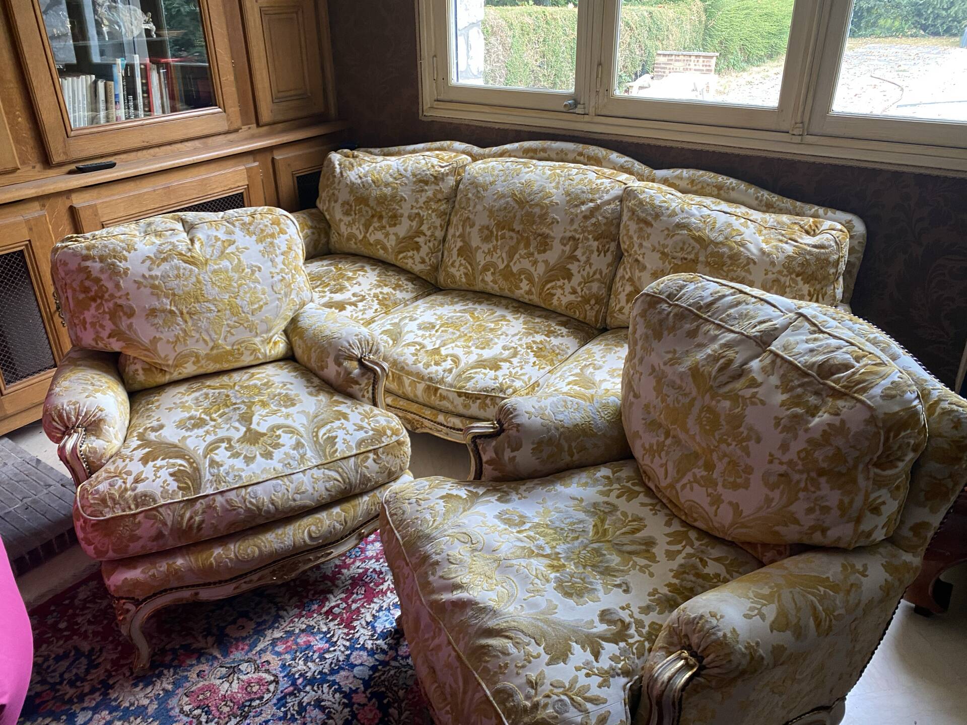 2 fauteuils et un canapé vintage velours jaune et or.