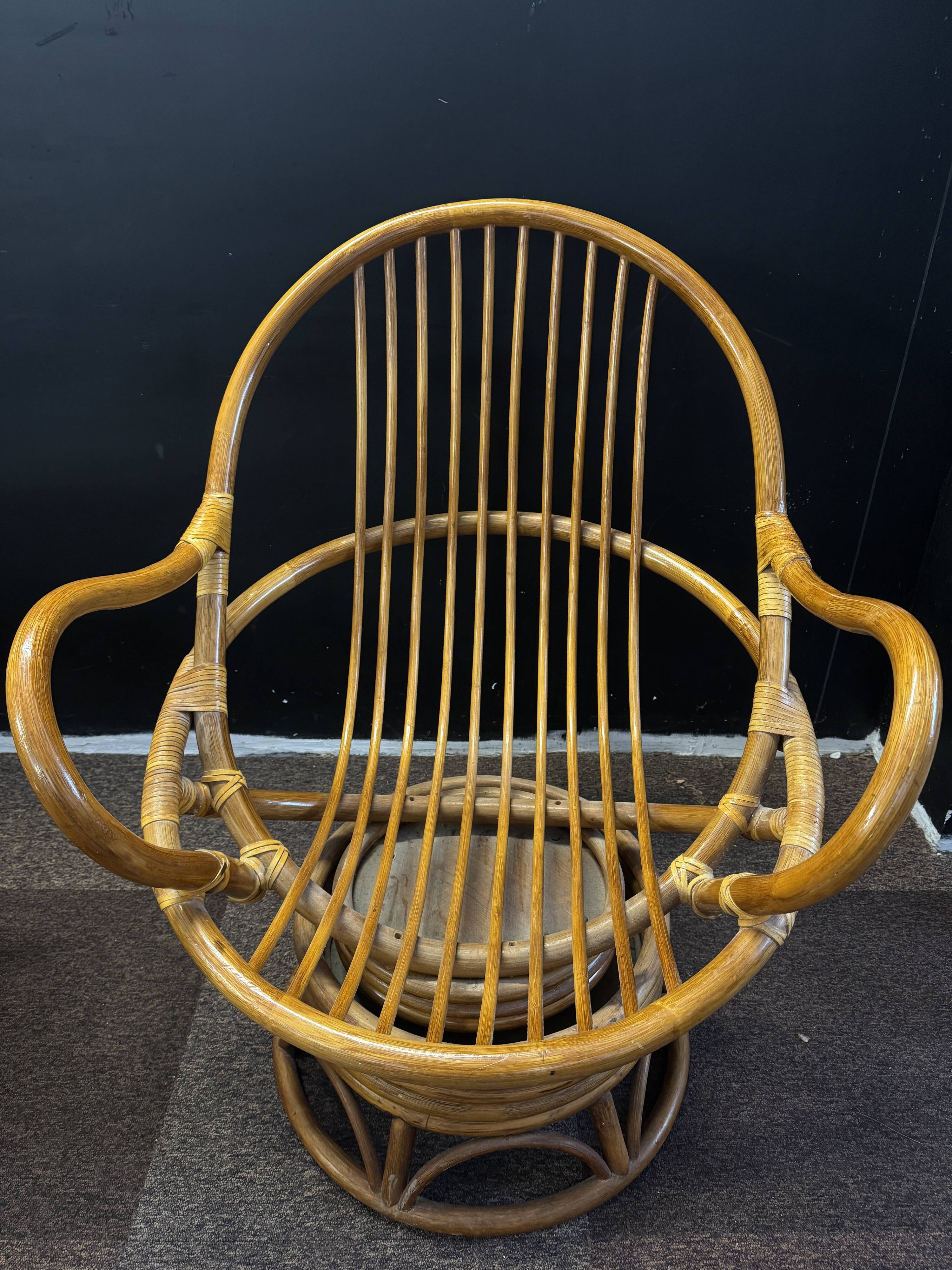 Fauteuil rotin pivotant + table basse rotin verre