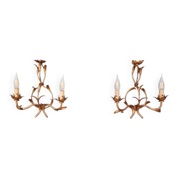 Pair of floral wall sconces in gilded metal, produced in Italy in the 1960s.