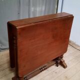 Drop-leaf table called “get leg”