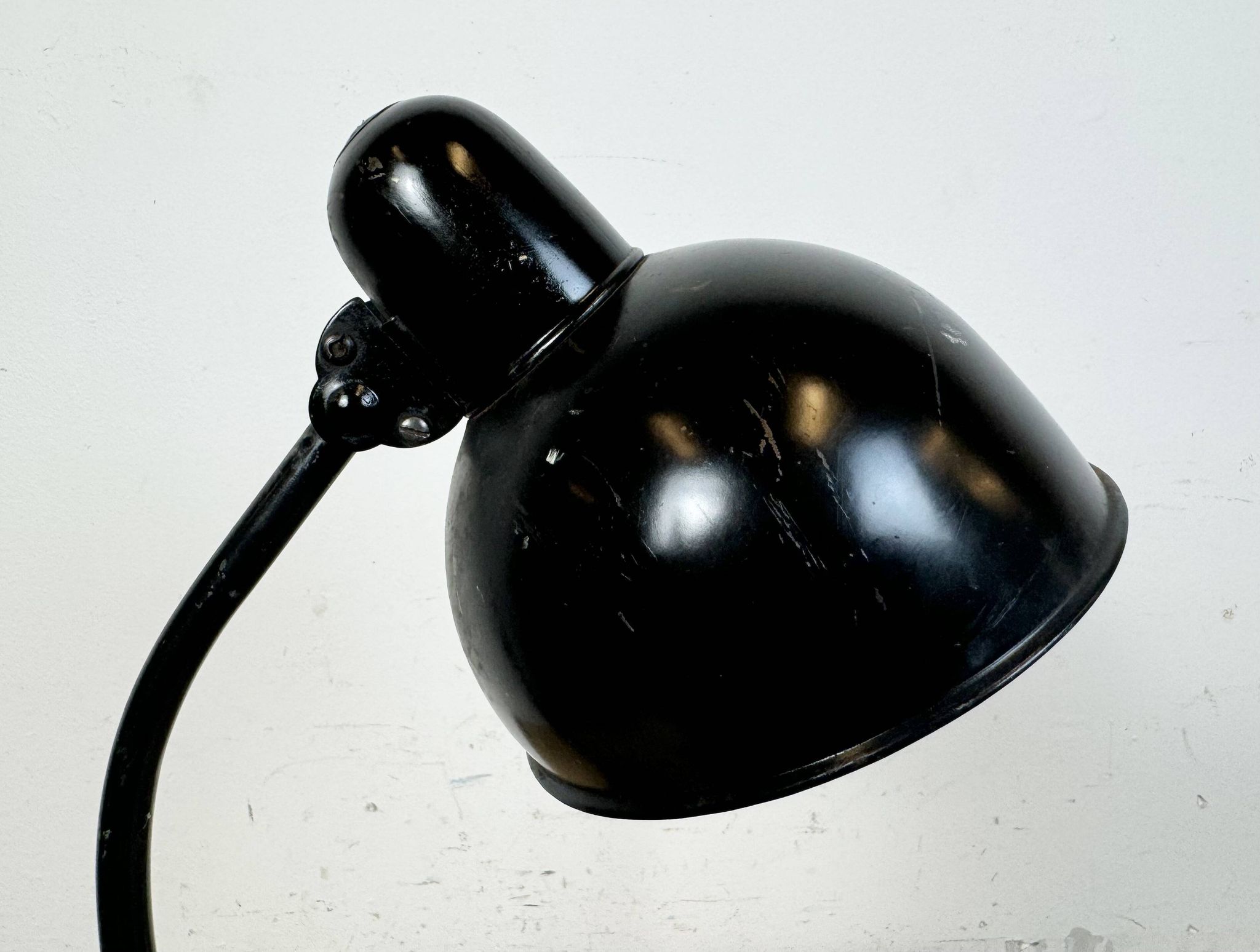 Lampe de table industrielle Bauhaus noire, années 1930