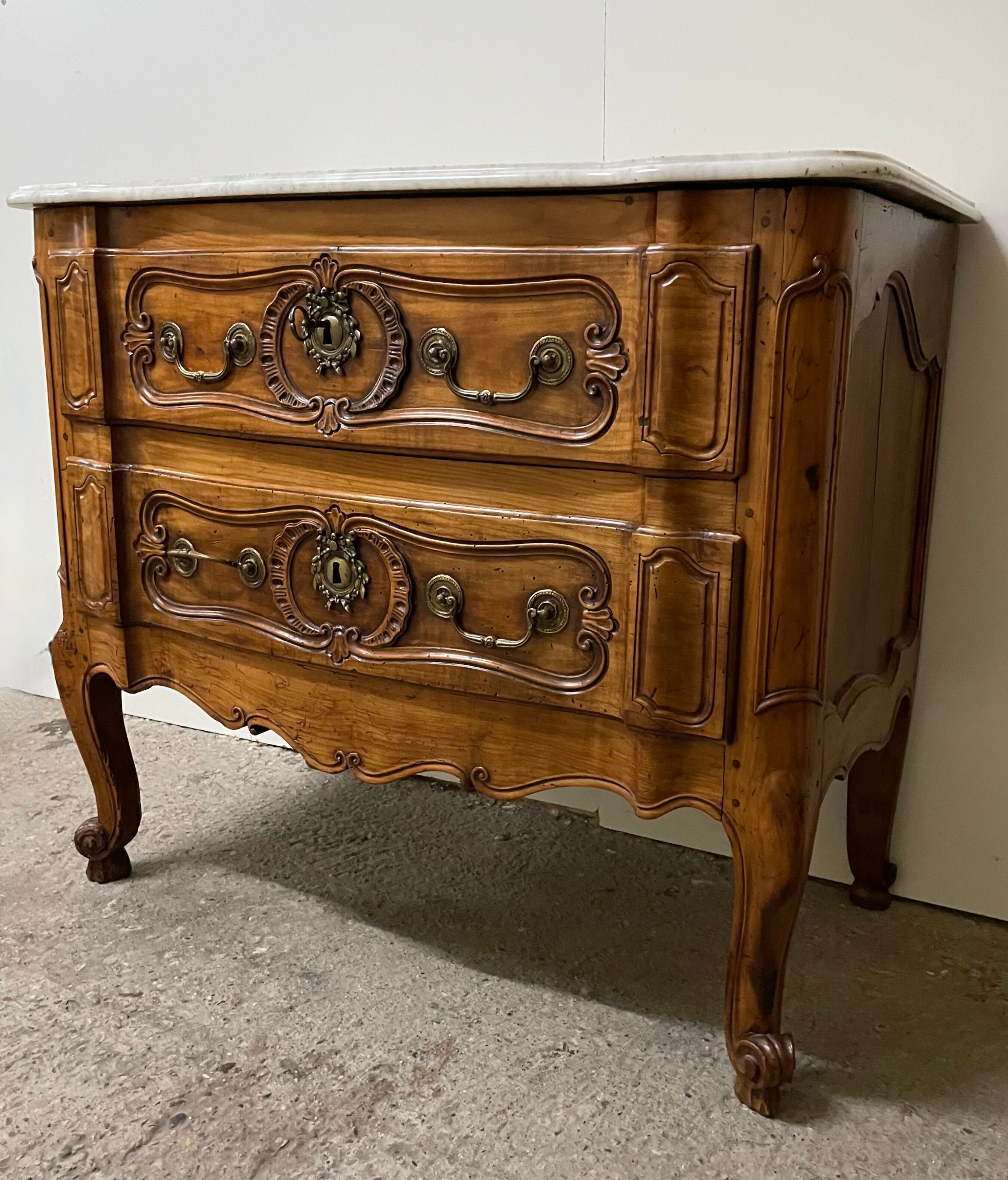 Chest of drawers in cherry wood of the late eighteenth century