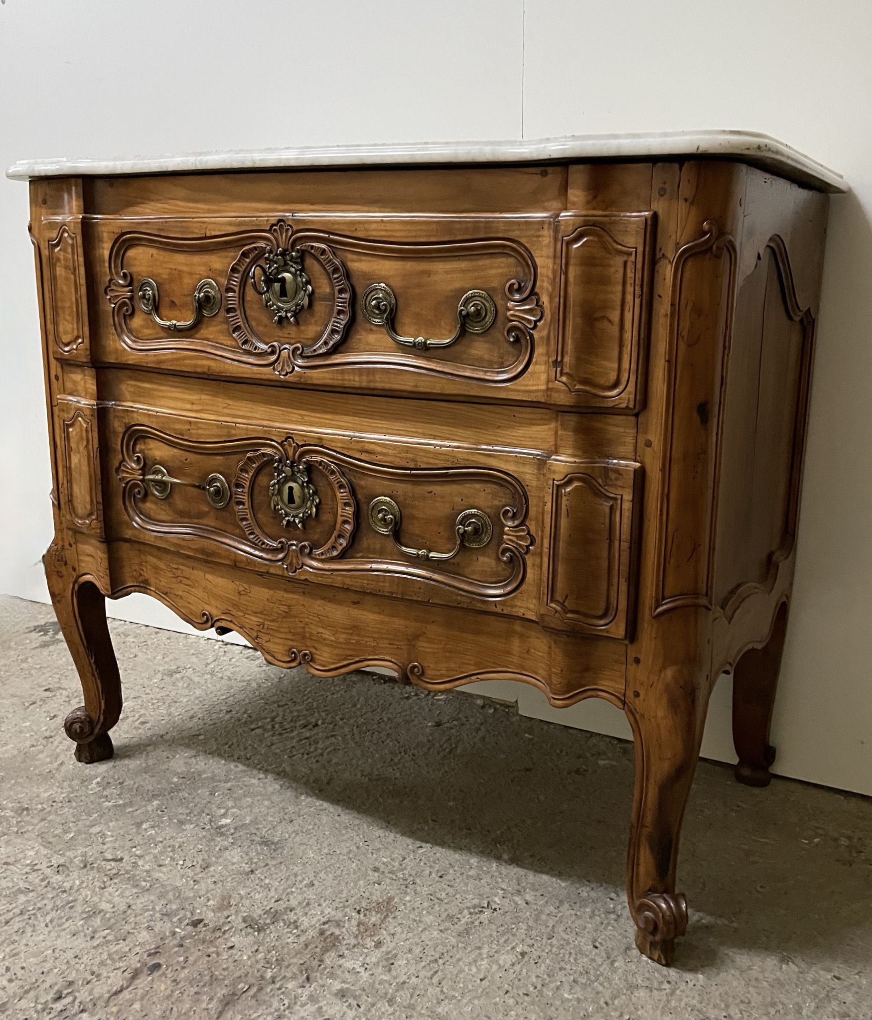 Commode sauteuse en merisier de la fin du  XVIII ème
