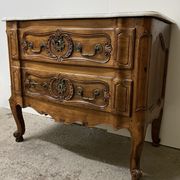 Commode sauteuse en merisier de la fin du  XVIII ème